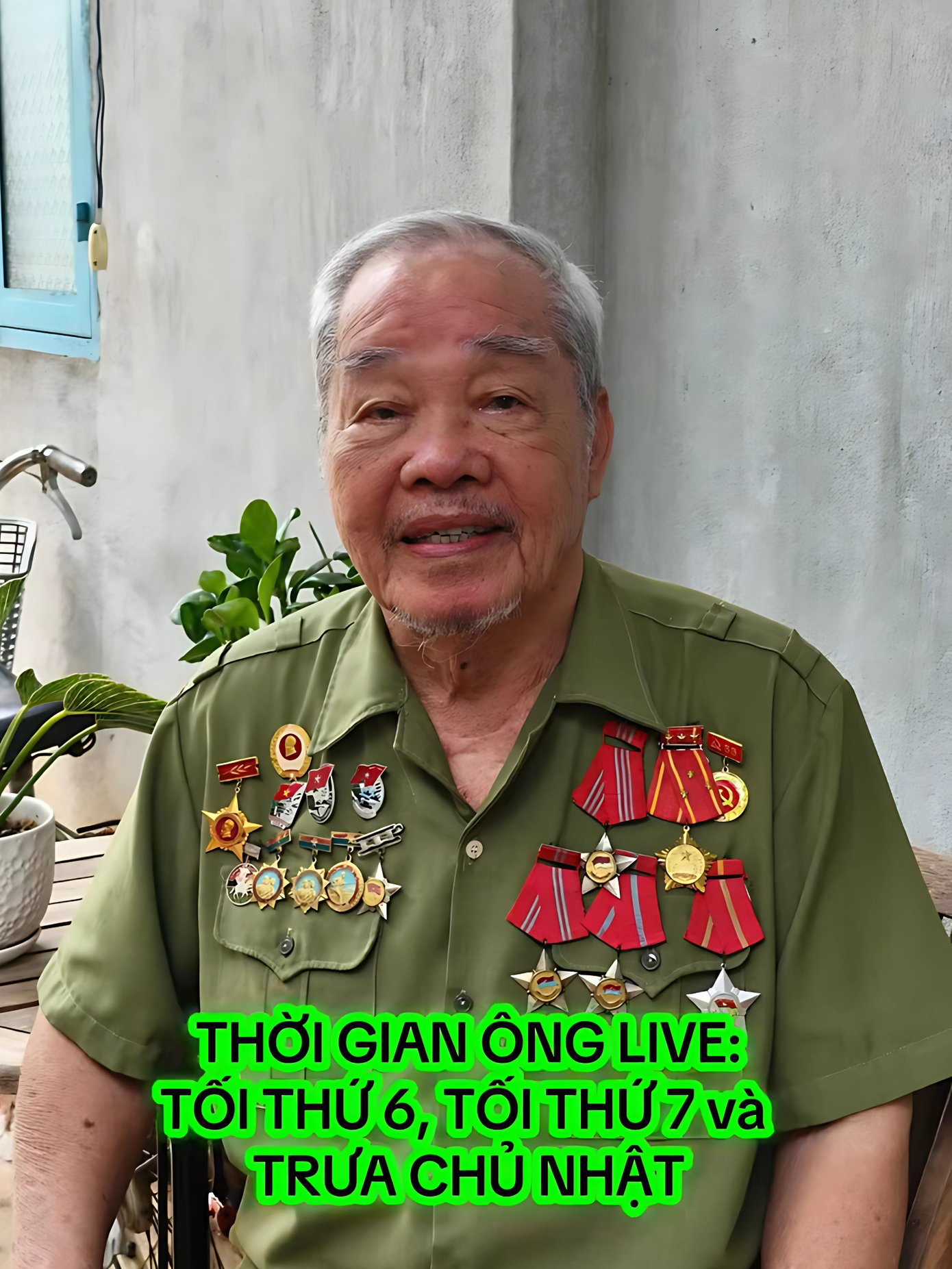 Cụ ông thông báo lịch livestream để khán giả dễ dàng theo dõi.