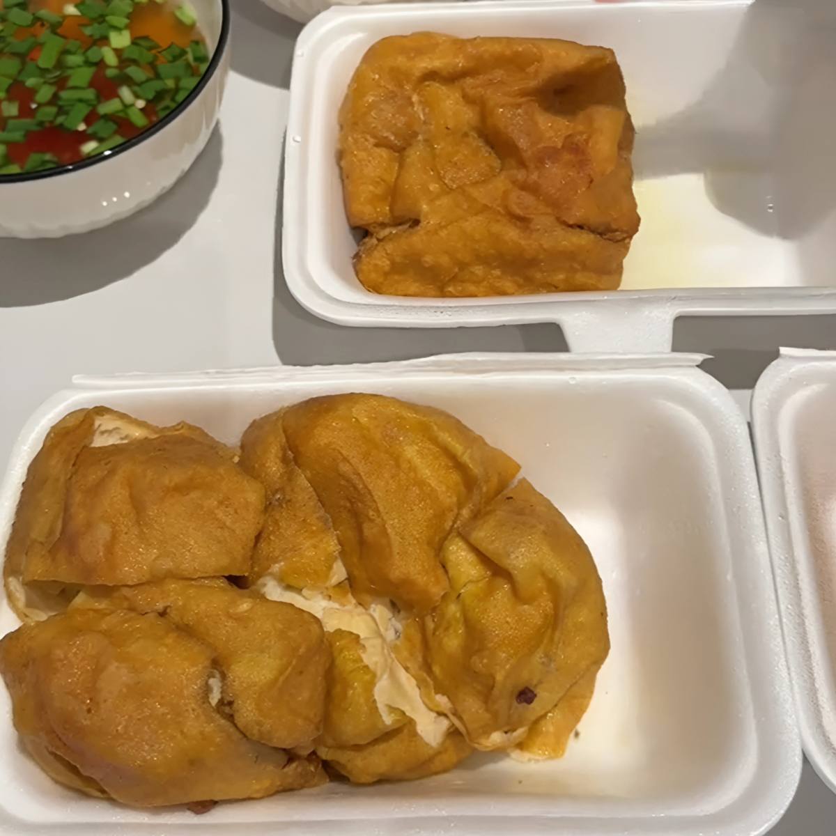 Đậu hủ vàng chấm nước muối hẹ được xem là cách mang lại may mắn, tài lộc và sức khỏe cho cả năm. Màu vàng của đậu hủ tượng trưng cho sự thịnh vượng và giàu sang.