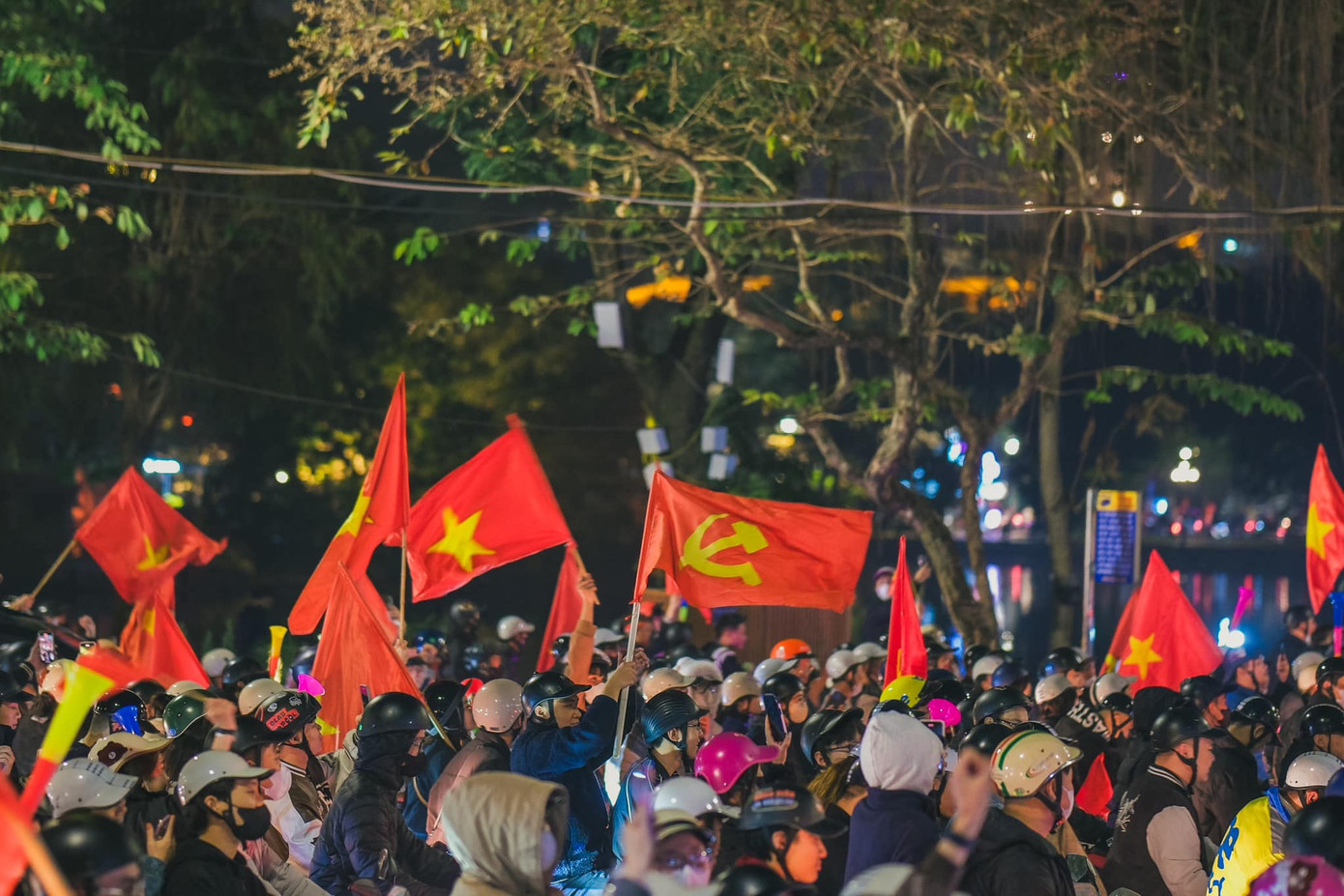 Những lá cờ rực đỏ đầy tự hào tung bay trên khắp các tuyến đường. - Ảnh: Đức Nguyễn.