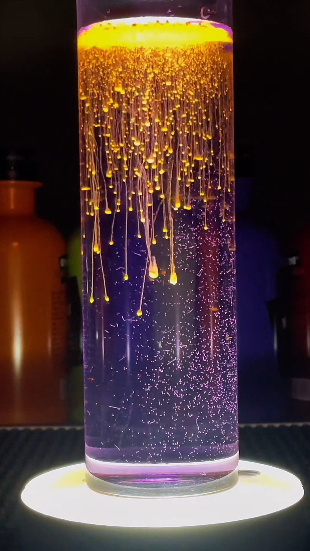 Vitamin B2, hay còn gọi là riboflavin có màu cam nhẹ.