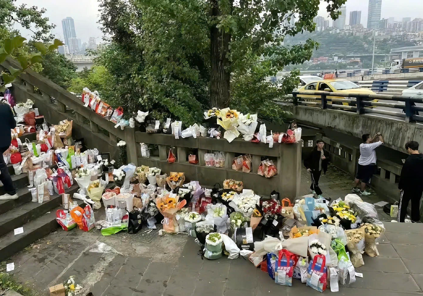 Ngoài gạo và thực phẩm, nhiều người còn gửi cả hoa và đồ ăn nhanh để tưởng nhớ Mèo Béo.