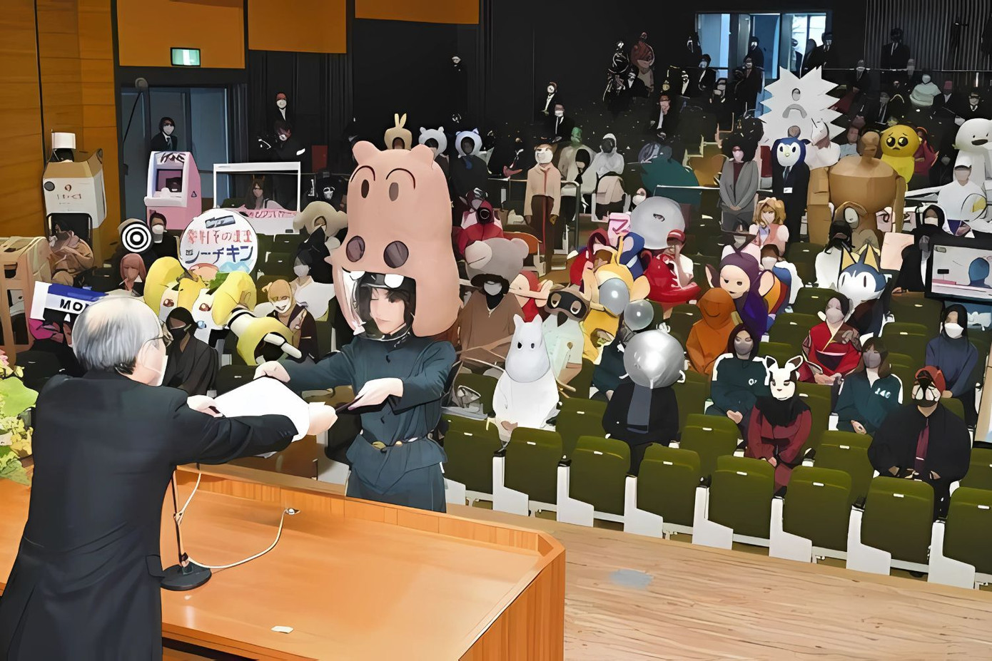 Nhiều giảng viên đã bật cười khi thấy các sinh viên ưu tú của mình "biến hình" trong lễ tốt nghiệp. - Ảnh: Weibo.