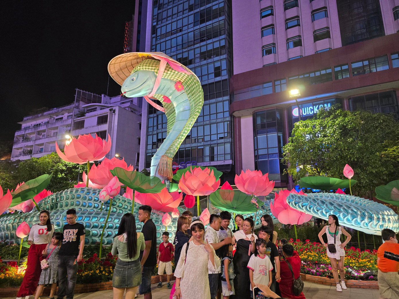 &quot;Bé Na&quot; với tạo hình nông dân thu hút sự chú ý của mọi người. Đường hoa Nguyễn Huệ mở cửa từ ngày 27/1 đến hết ngày 2/2. - Ảnh: Tôn Huy.