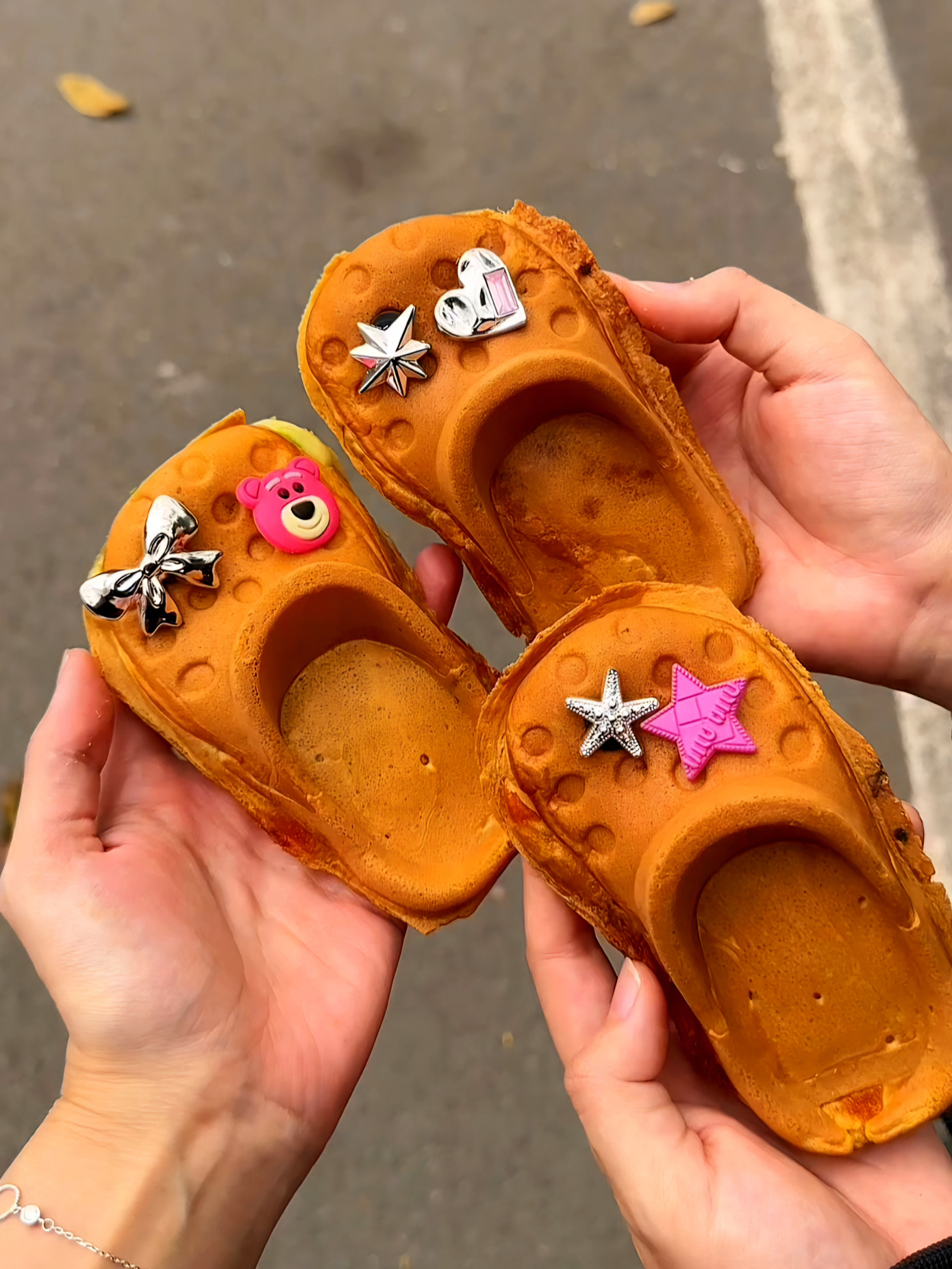 Bánh dép còn được trang trí bằng các charm với nhiều hình dáng khác nhau, làm từ nhựa hoặc kẹo tùy theo từng nơi bán. - Ảnh: @minanmaikhongbeu.