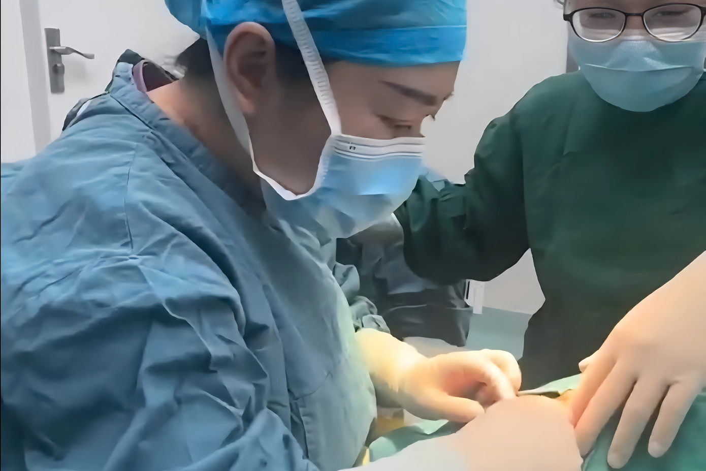 Tiểu Hạo đã được phẫu thuật cắt bỏ khối u nang. Hiện tại, sức khỏe của cậu bé đã ổn định và được xuất viện. Ảnh: Jimu News. Tiểu Hạo đã được phẫu thuật cắt bỏ khối u nang. Hiện tại, sức khỏe của cậu bé đã ổn định và được xuất viện. Ảnh: Jimu News.