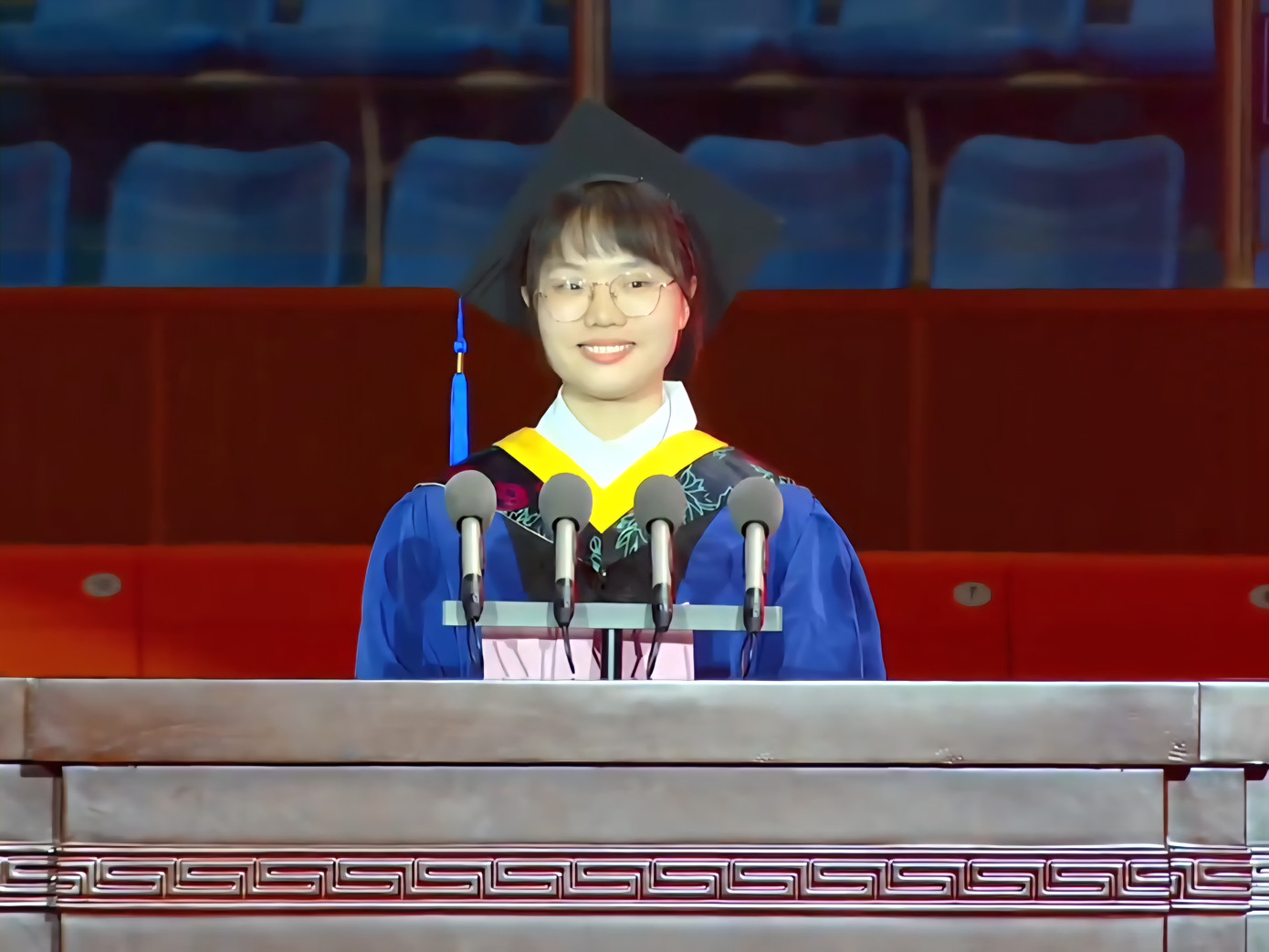 Tiểu Húc Hồng phát biểu trong lễ tốt nghiệp thạc sĩ. Ảnh: ĐH Kỹ thuật Hồ Bắc Tiểu Húc Hồng phát biểu trong lễ tốt nghiệp thạc sĩ. Ảnh: ĐH Kỹ thuật Hồ Bắc