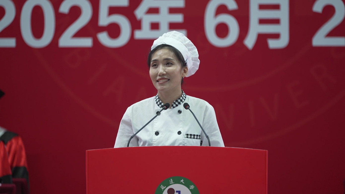 "Các con đừng nghĩ cô đang cằn nhằn, cô thực sự có quá nhiều thứ phải lo lắng..." - câu nói chạm đến trái tim của hàng ngàn sinh viên của cô Mai.