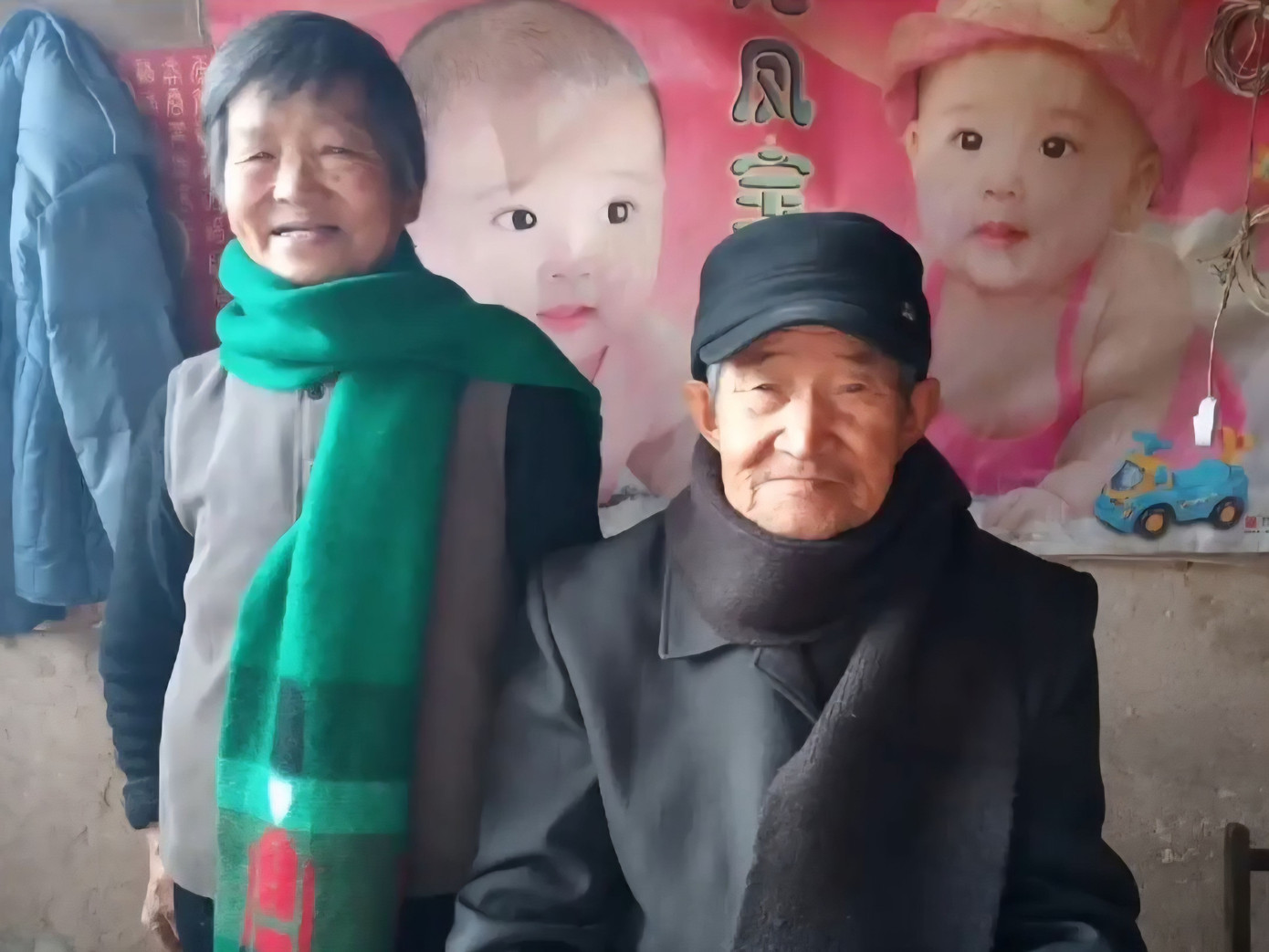 Trương Thiên Trung (71 tuổi) và bà Vương Quế Lan (65 tuổi) là những người đã tiếp tục cưu mang Triệu Húc Hồng. Ảnh: ID ff18618666666. Trương Thiên Trung (71 tuổi) và bà Vương Quế Lan (65 tuổi) là những người đã tiếp tục cưu mang Triệu Húc Hồng. Ảnh: ID ff18618666666.