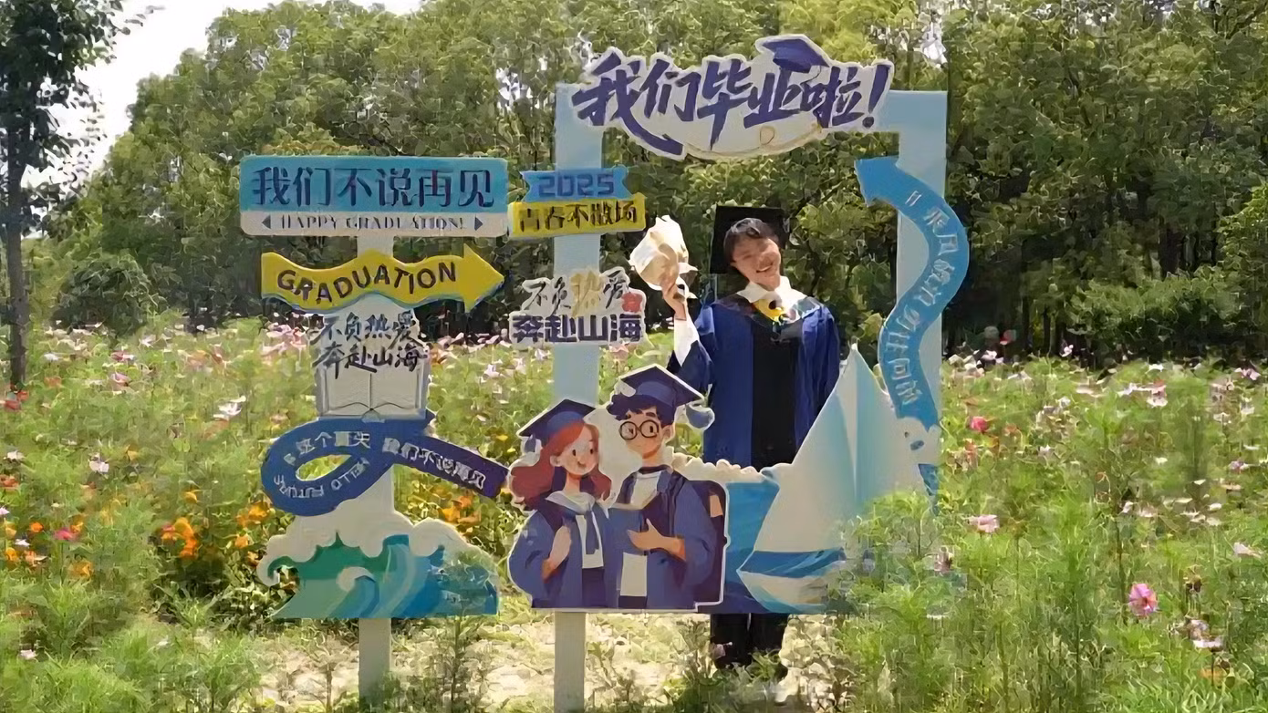 Một bình luận hơn 15 nghìn lượt thích về Tiểu Hồng trên Douyin: "Xuất phát không điểm tựa, thành công thì không đối thủ".