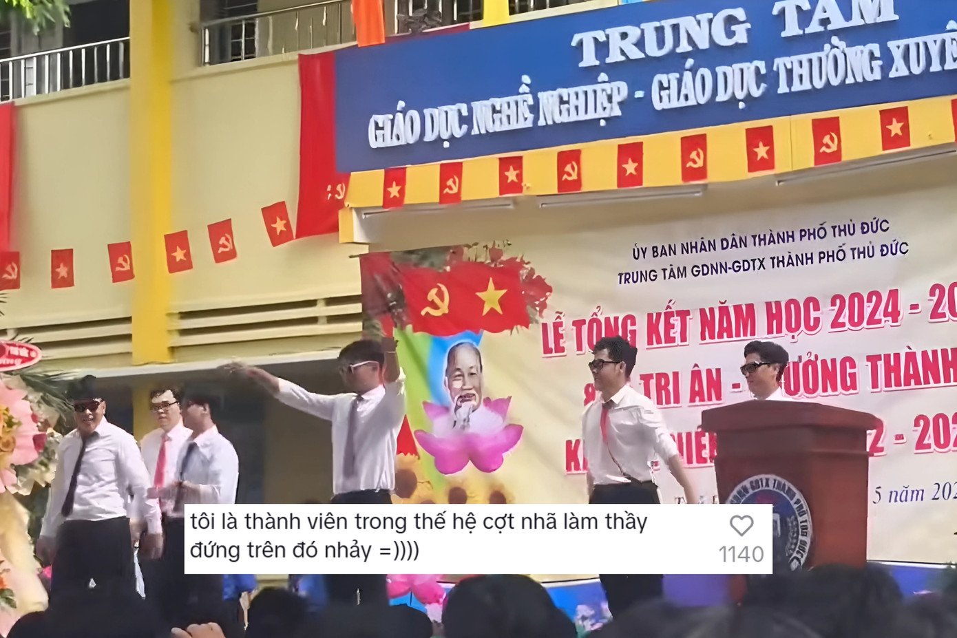 Nhiều bình luận dành cho các thầy giáo: "Thầy nhảy sung nhất", "Đỉnh Đỉnh thầy ơi". Nhiều bình luận dành cho các thầy giáo: "Thầy nhảy sung nhất", "Đỉnh Đỉnh thầy ơi".