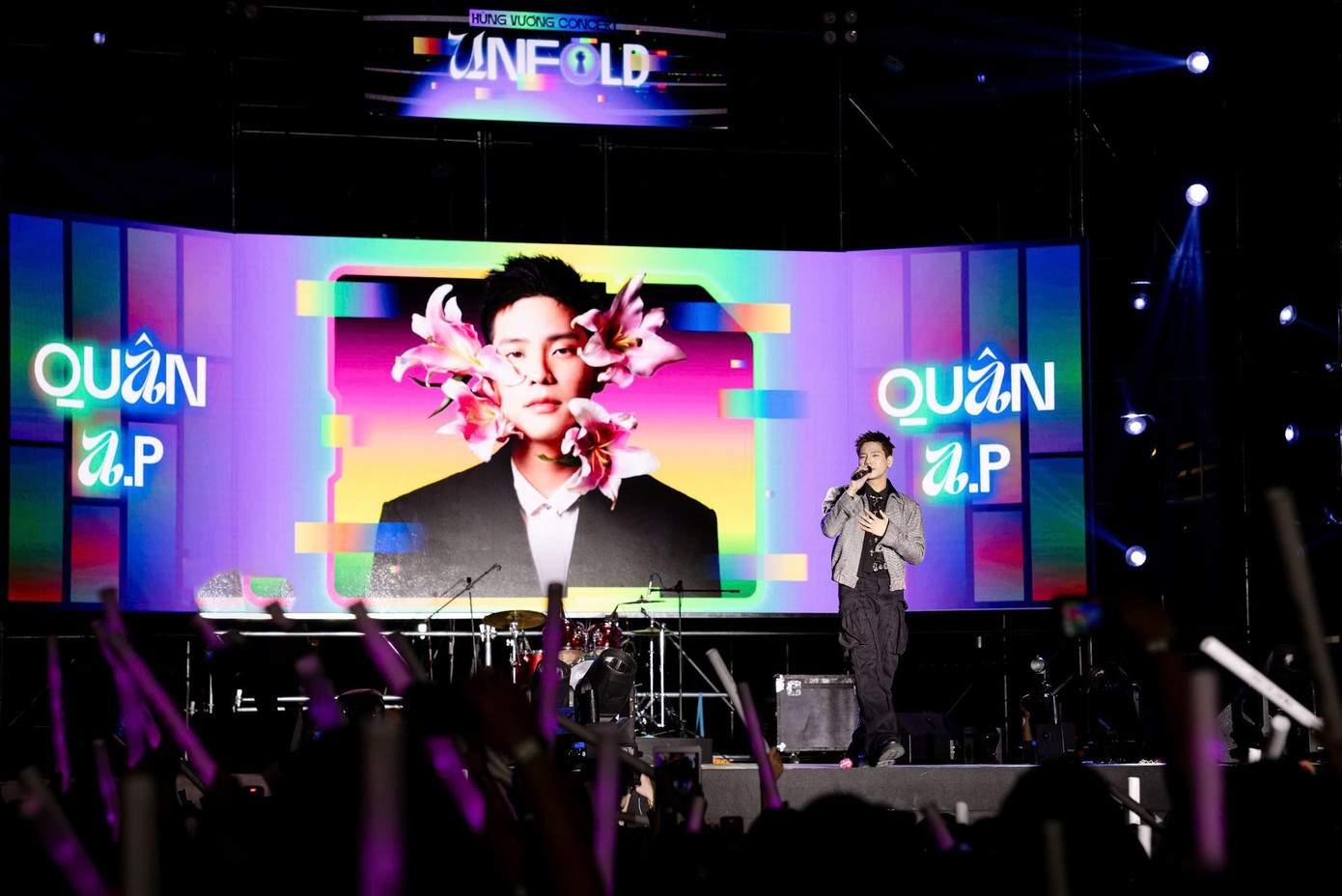 &quot;Hoàng tử&quot; Quân A.P &quot;thả thính&quot; sân khấu Hùng Vương Concert bằng loạt hit tình ca.