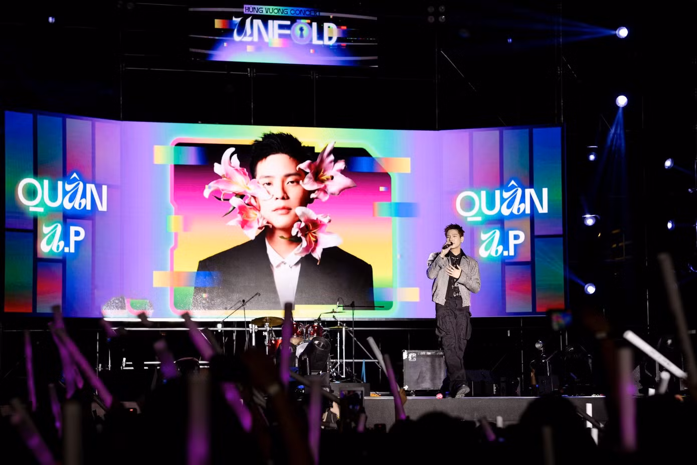 "Hoàng tử" Quân A.P "thả thính" sân khấu Hùng Vương Concert bằng loạt hit tình ca. "Hoàng tử" Quân A.P "thả thính" sân khấu Hùng Vương Concert bằng loạt hit tình ca.