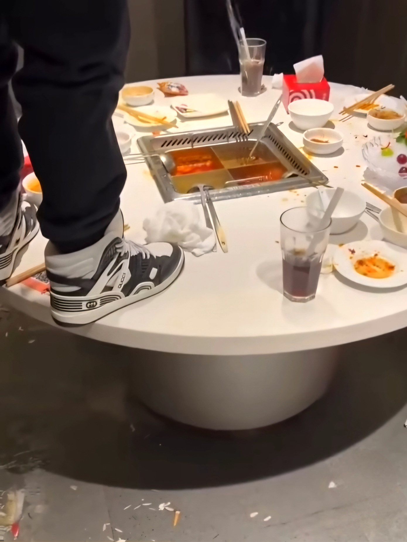 Theo thông tin được chia sẻ, hai thanh niên này hoàn toàn tỉnh táo khi thực hiện hành động &quot;tưới tiêu&quot; vào nồi lẩu.