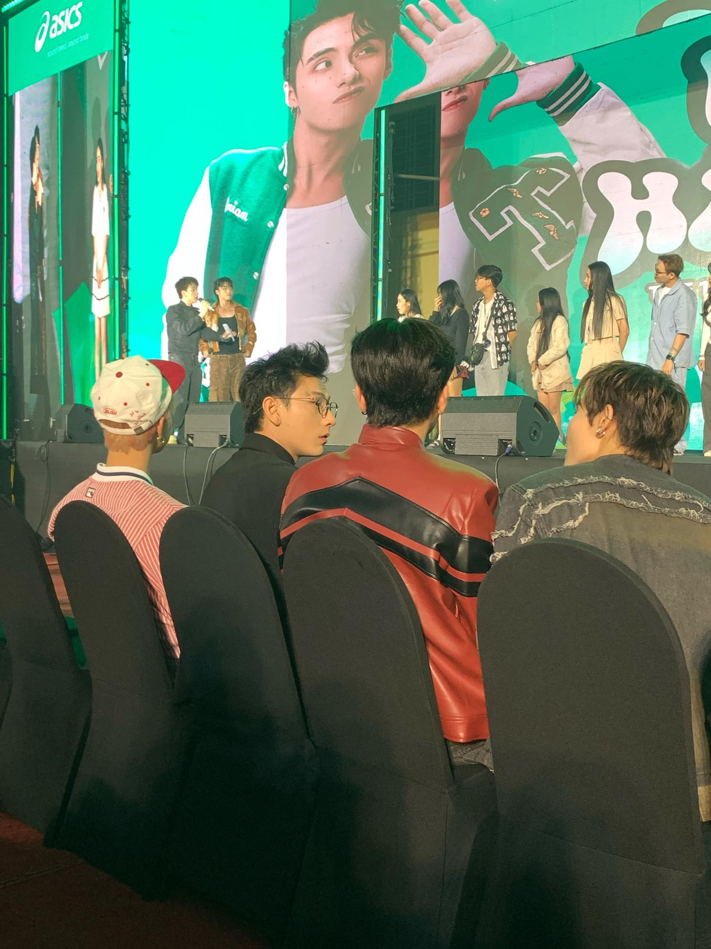 Dàn &quot;anh trai&quot; đến ủng hộ cậu em nhỏ trong fan meeting. - Ảnh: itsurcamcam.