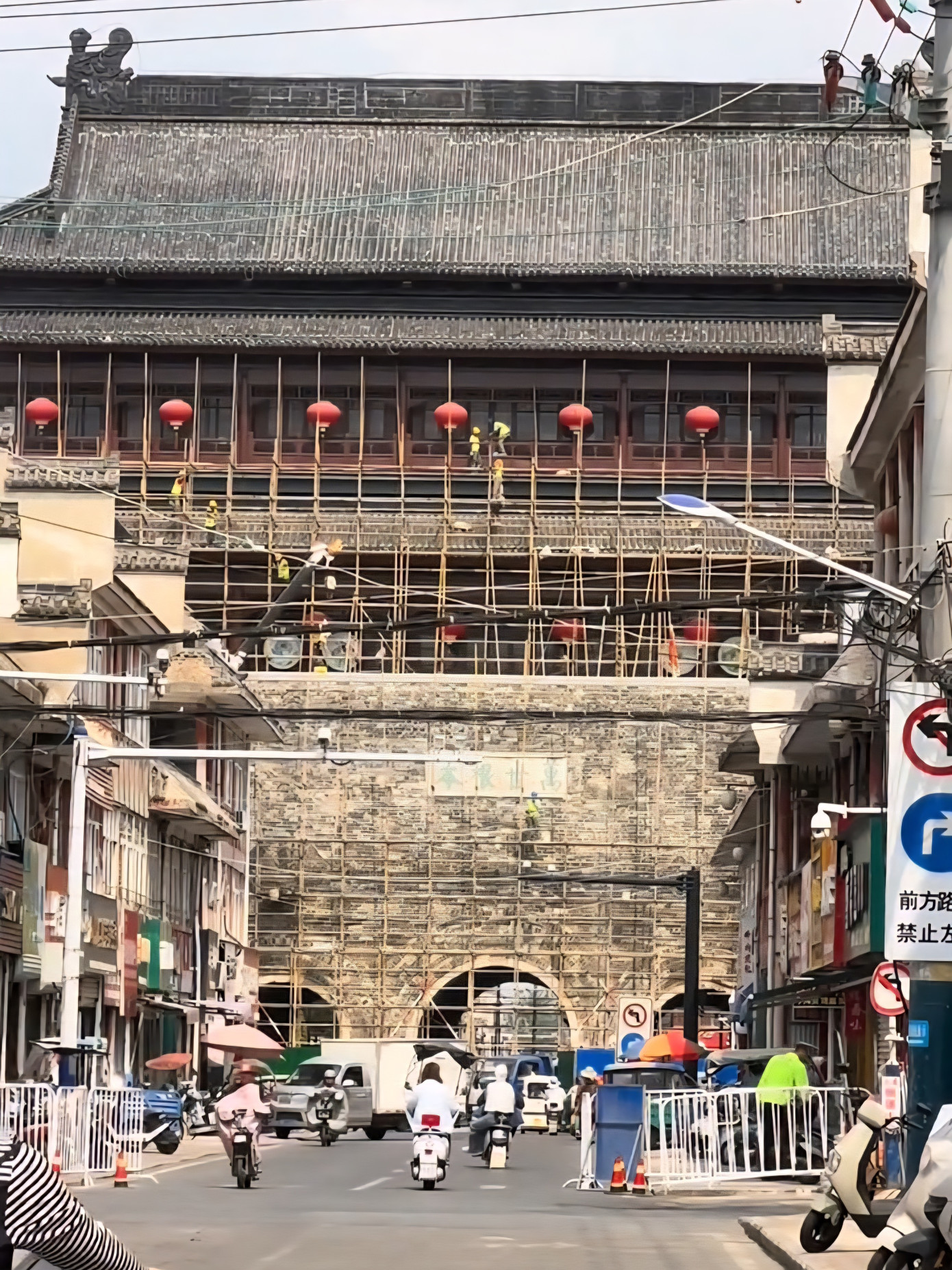 Xung quanh khu vực thành cổ có các rào chắn để đảm bảo an toàn cho người dân.