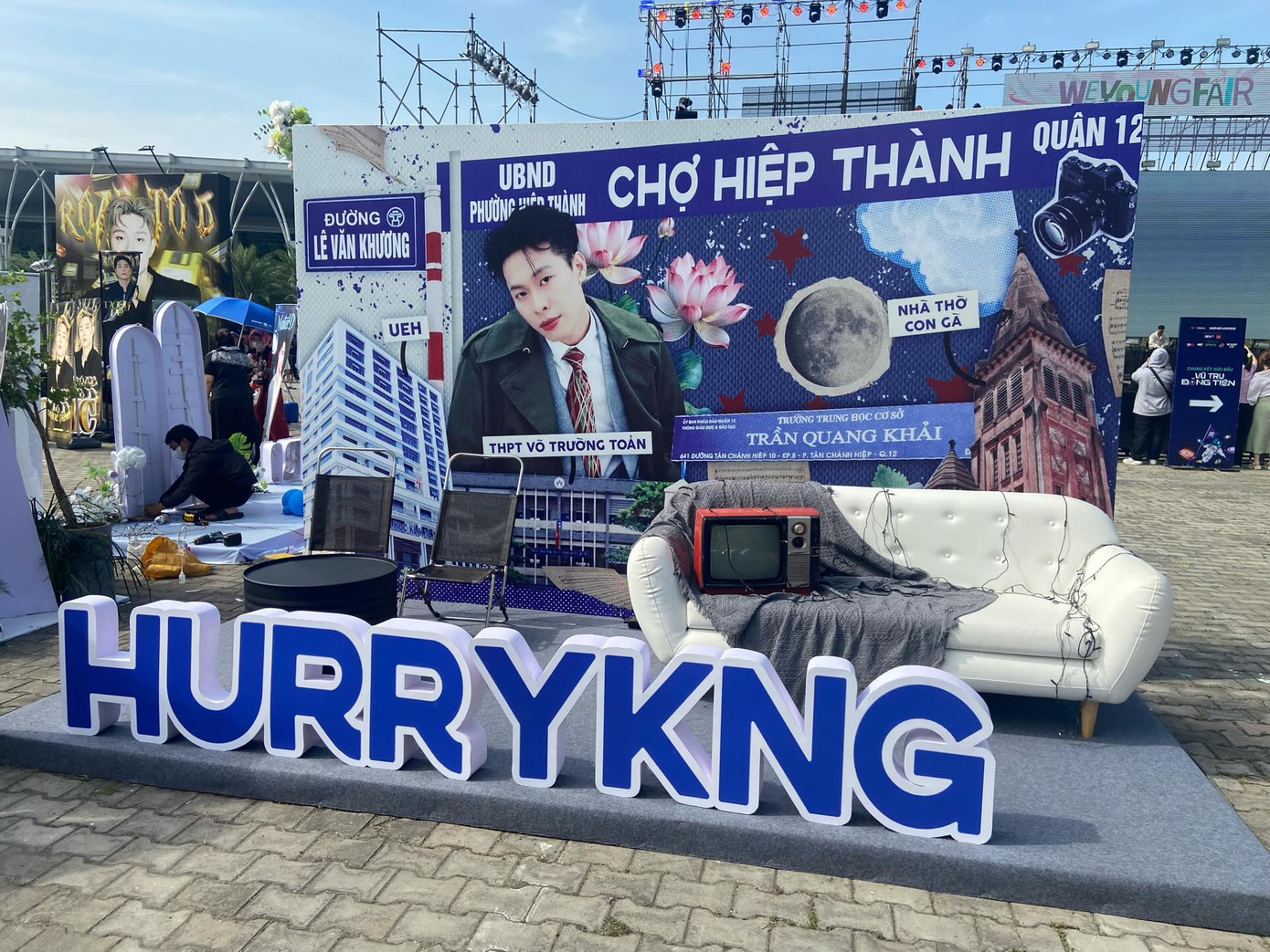 Fan &quot;bê&quot; cả thanh xuân của HURRYKNG gửi hết vào booth chụp ảnh.