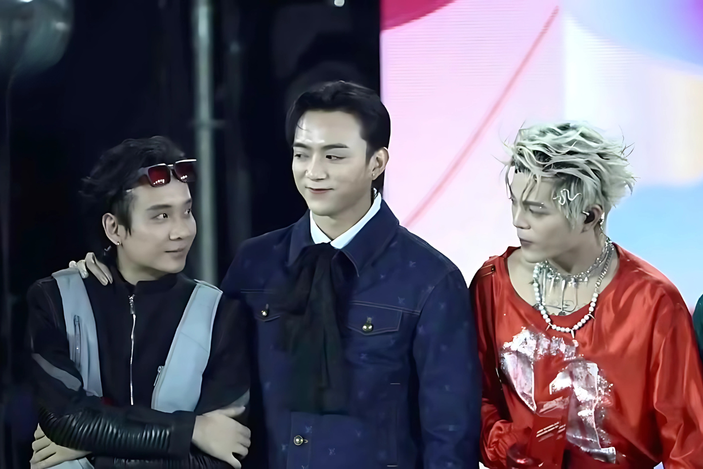 Ánh mắt trao nhau của bộ ba Tee - Sibun - RHYDER khiến netizen bùng nổ sáng tạo với 7749 kịch bản.