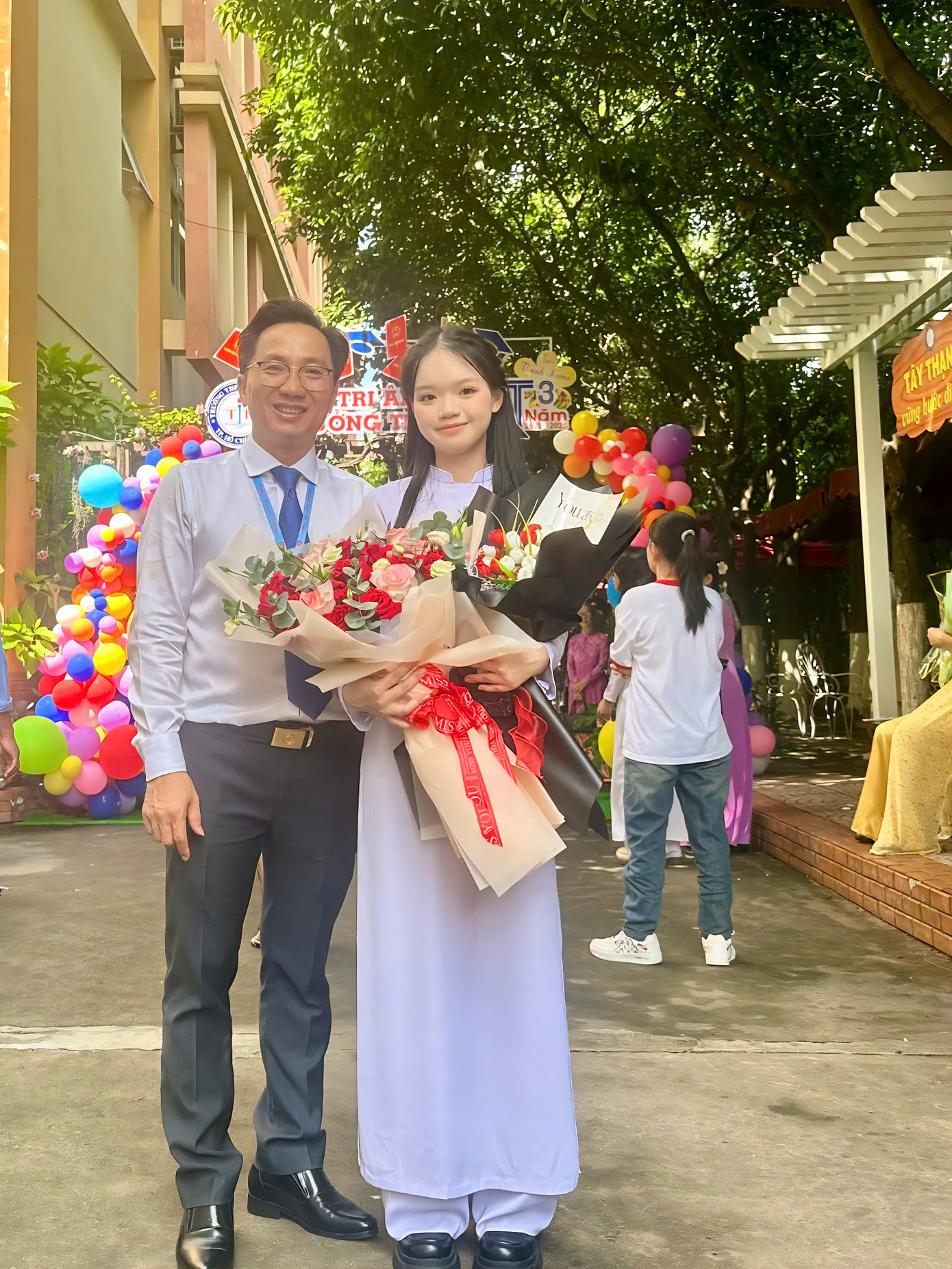 Thầy Phạm Văn Cường - Phó Hiệu trưởng trường THPT Tây Thạnh chụp cùng Tường Vi. Thầy Phạm Văn Cường - Phó Hiệu trưởng trường THPT Tây Thạnh chụp cùng Tường Vi.