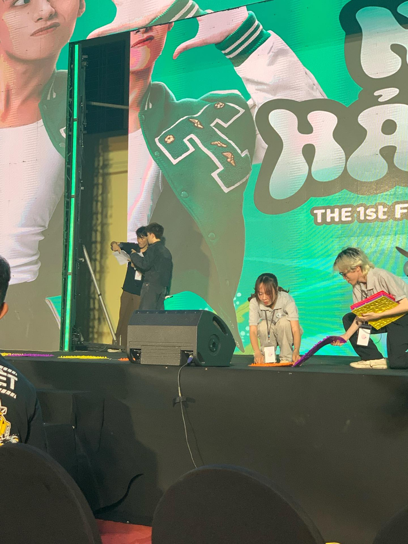 Cảm giác &quot;chạm đáy nỗi đau&quot; khi thảm gai xuất hiện trên sâu khấu. - Ảnh: itsurcamcam.