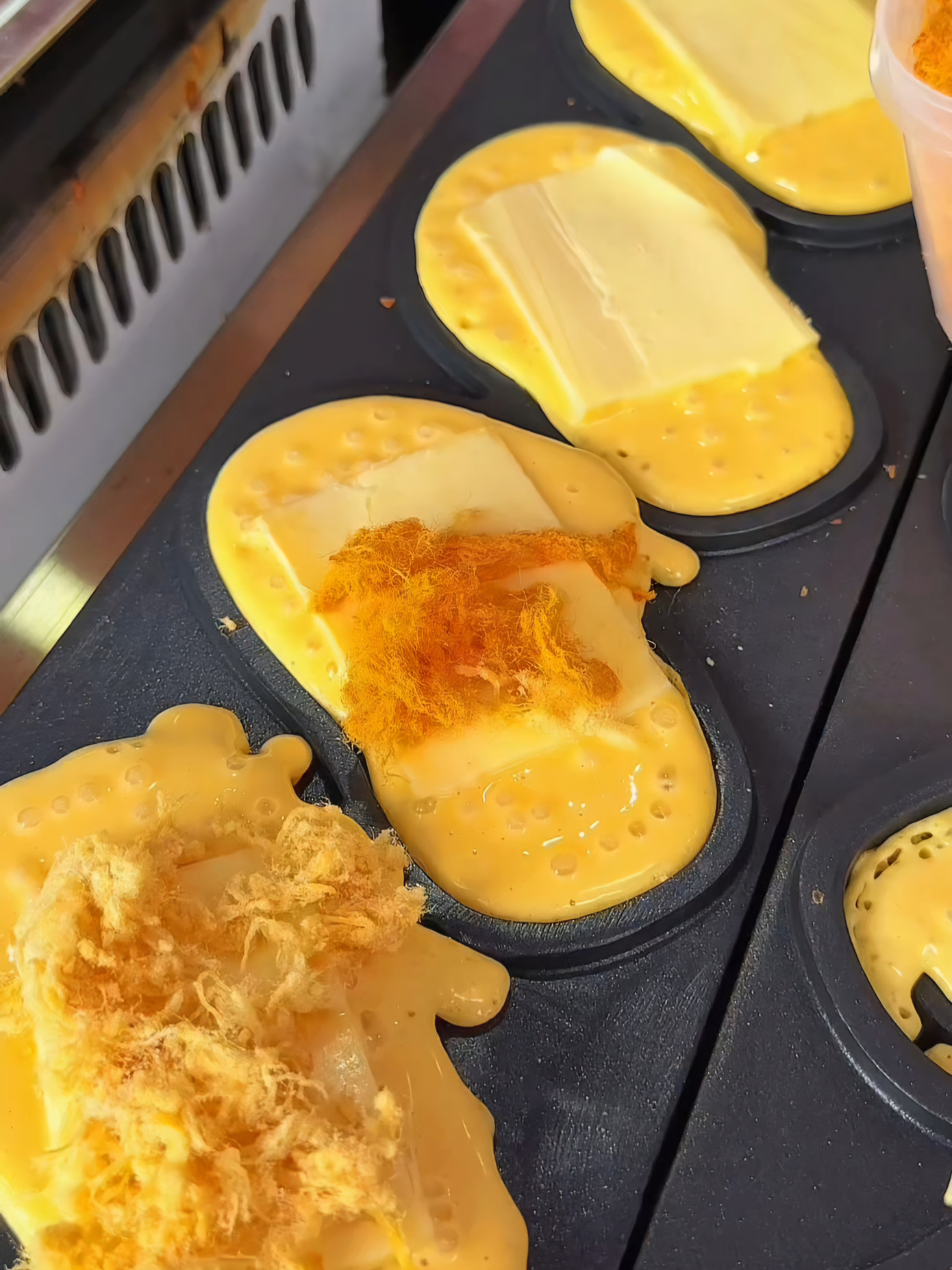 Bánh có đa dạng nhân: Sôcôla, chà bông, mè... - Ảnh: @minanmaikhongbeu.