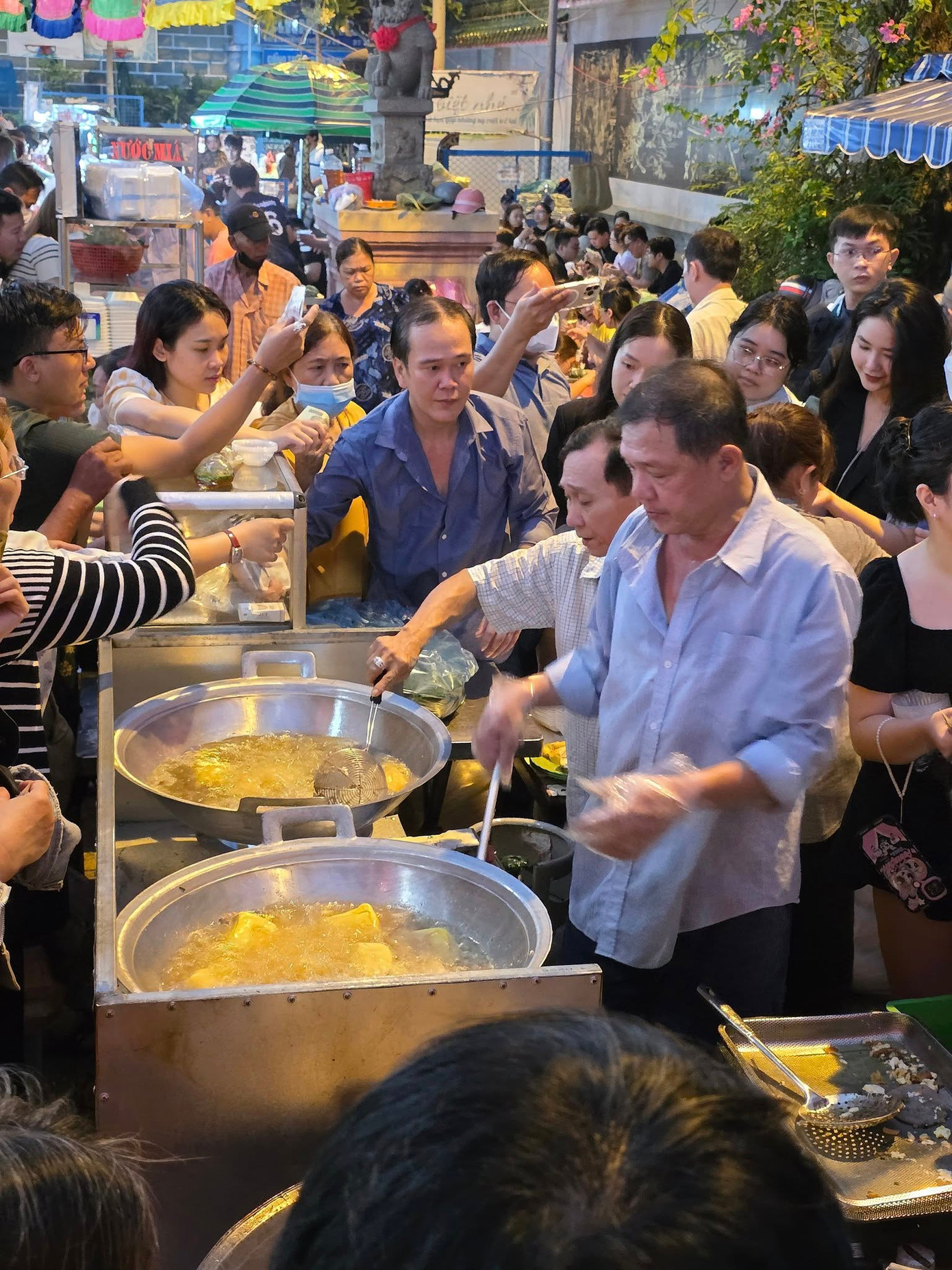 Đậu hũ chấm nước muối hẹ được bán tại Hội quán Nghĩa An, Quận 5 từ ngày 16 - 27 tháng Giêng âm lịch, giá bán 30.000 đồng/phần. - Ảnh: Nguyễn Khắc Trung.