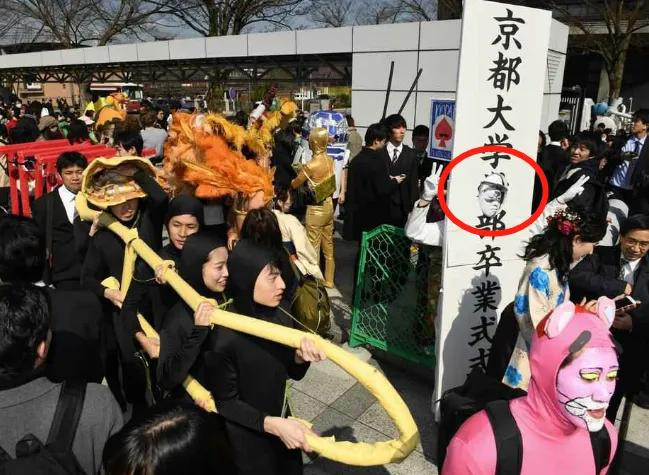 Sinh viên cosplay hình ảnh cổng trường ngày tốt nghiệp. - Ảnh: Zhihu.