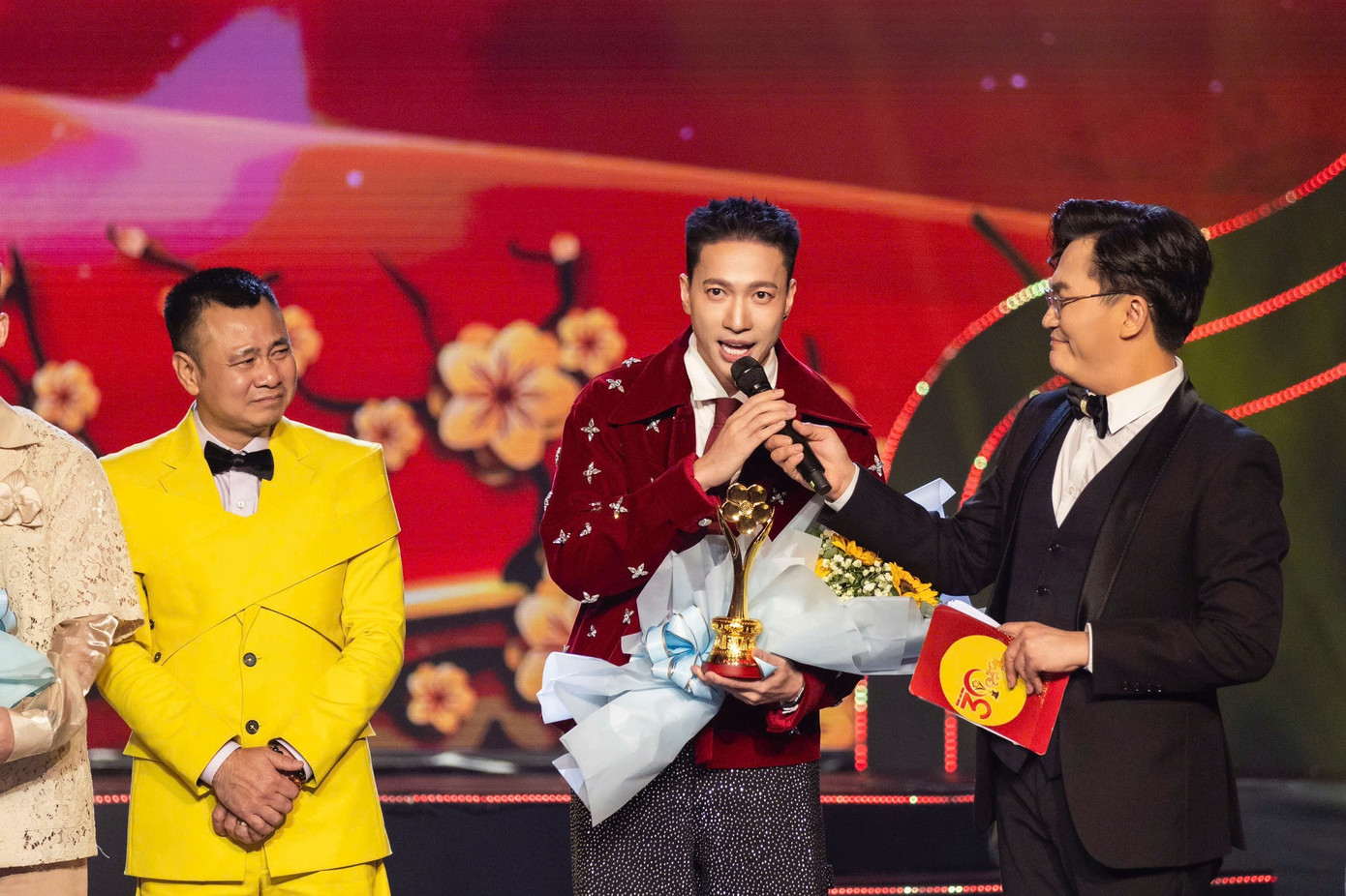 Nam ca sĩ xúc động với giải thưởng Mai Vàng đầu tiên trong sự nghiệp ca hát. - Ảnh: NVCC.