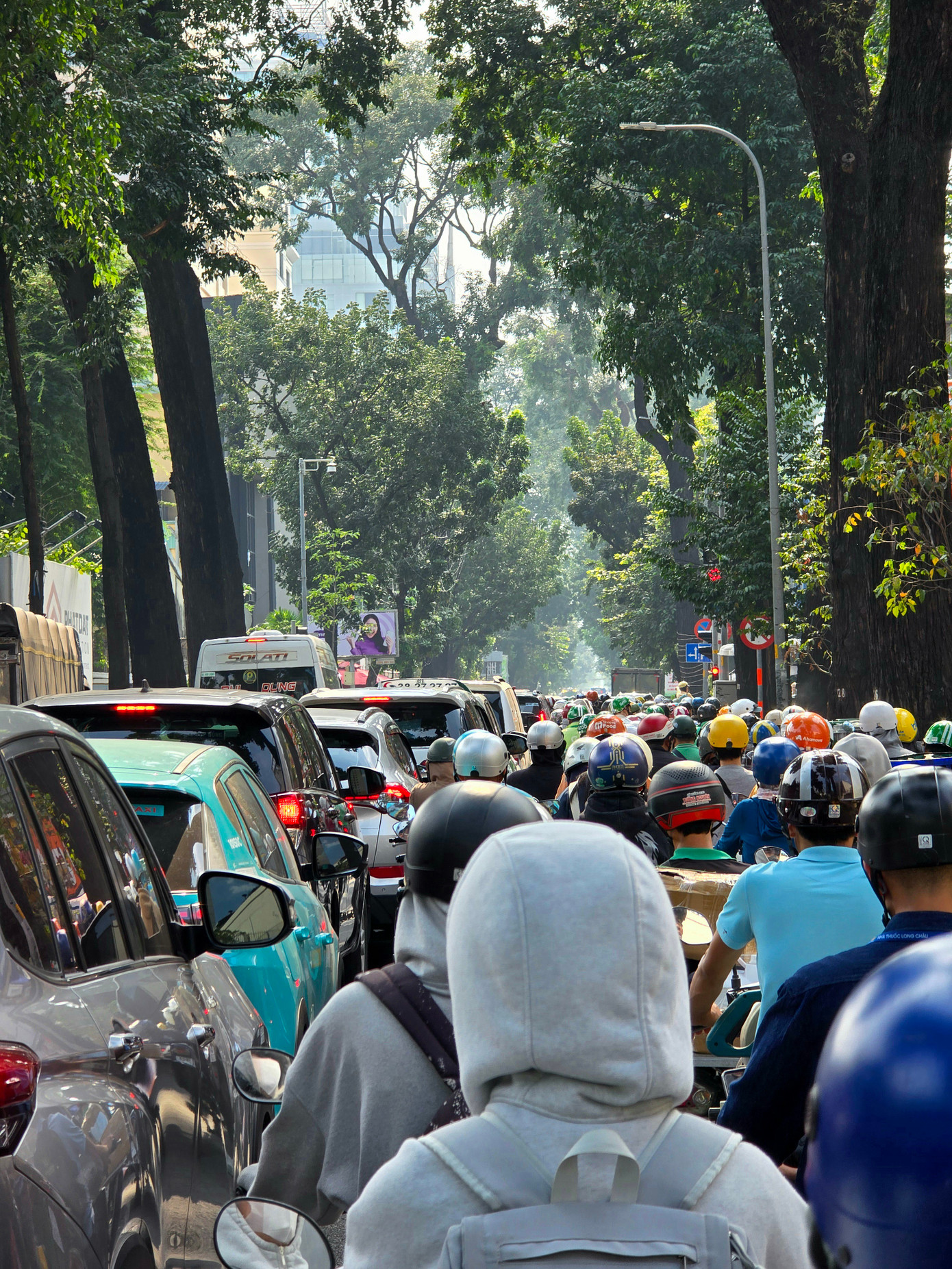 Đường Nguyễn Đình Chiểu, Quận 3 "bận rộn" vào thời điểm 14:00, chẳng kém gì giờ tan tầm. - Ảnh: Tôn Huy. Đường Nguyễn Đình Chiểu, Quận 3 "bận rộn" vào thời điểm 14:00, chẳng kém gì giờ tan tầm. - Ảnh: Tôn Huy.