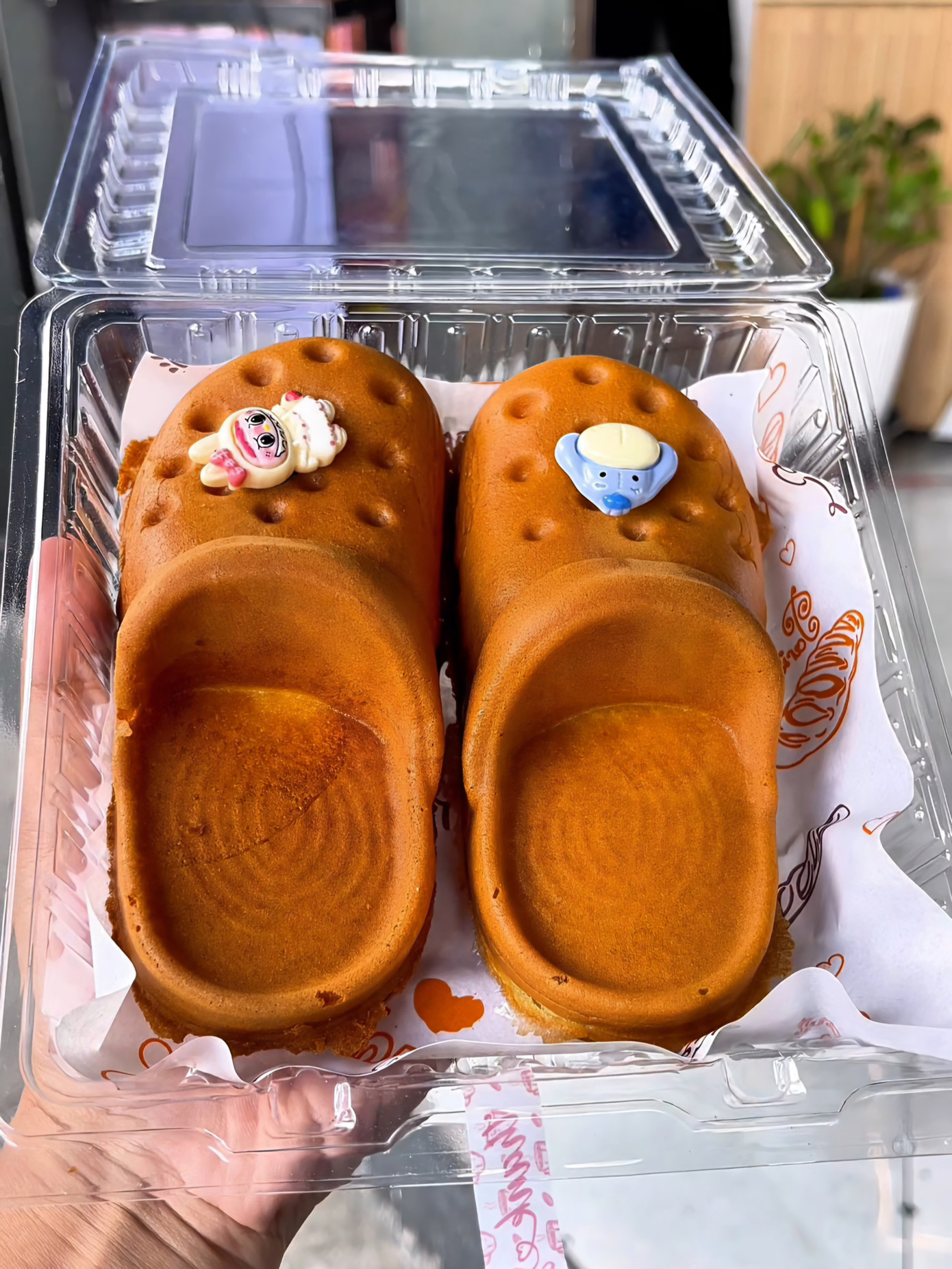 &quot;Đôi dép&quot; duy nhất chỉ có một kích cỡ. - Ảnh: @saigon.cogi.