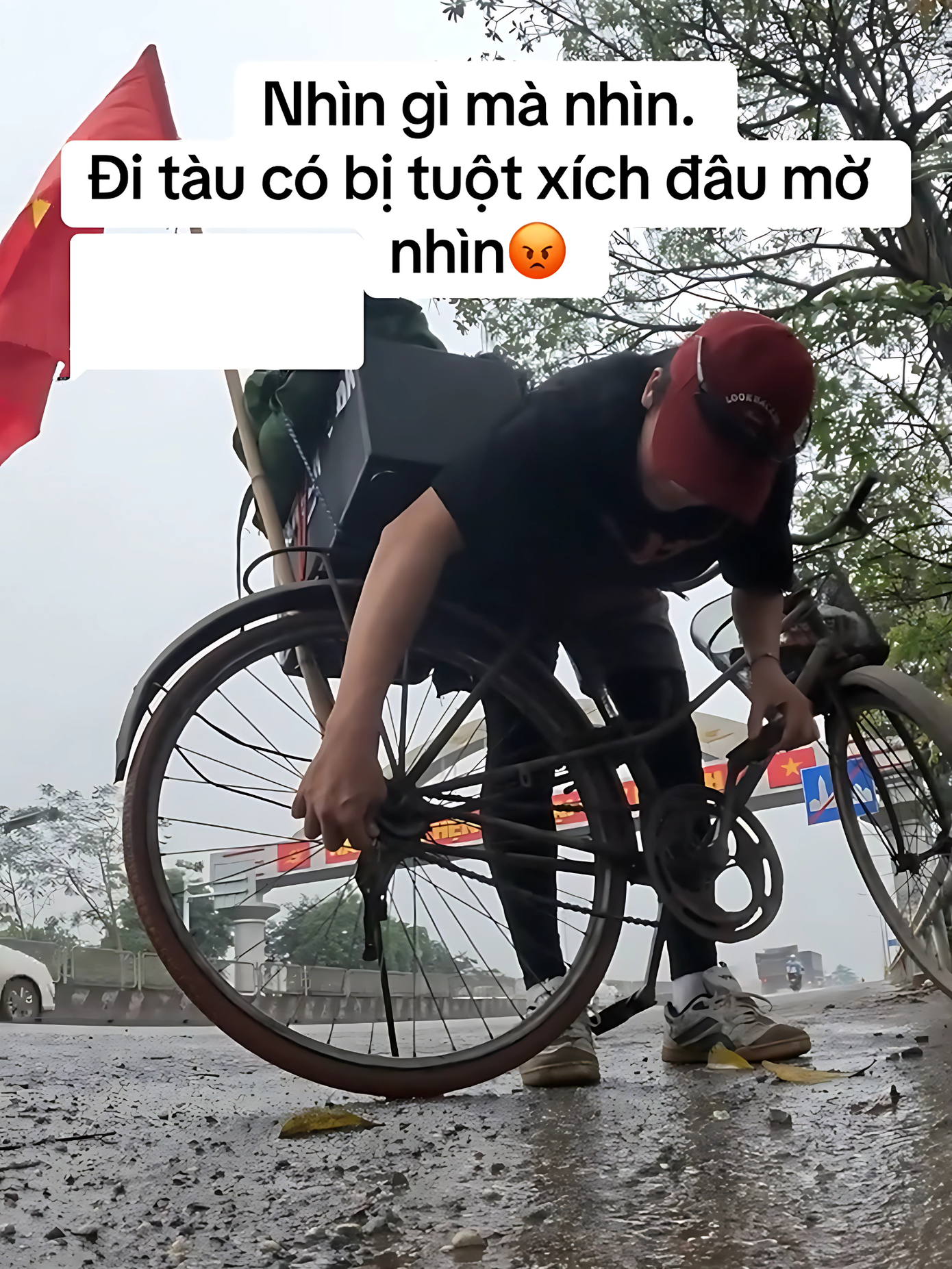 Trước đó, "chiến mã" của Quang Hà cũng đã gặp sự cố trong quá trình di chuyển.