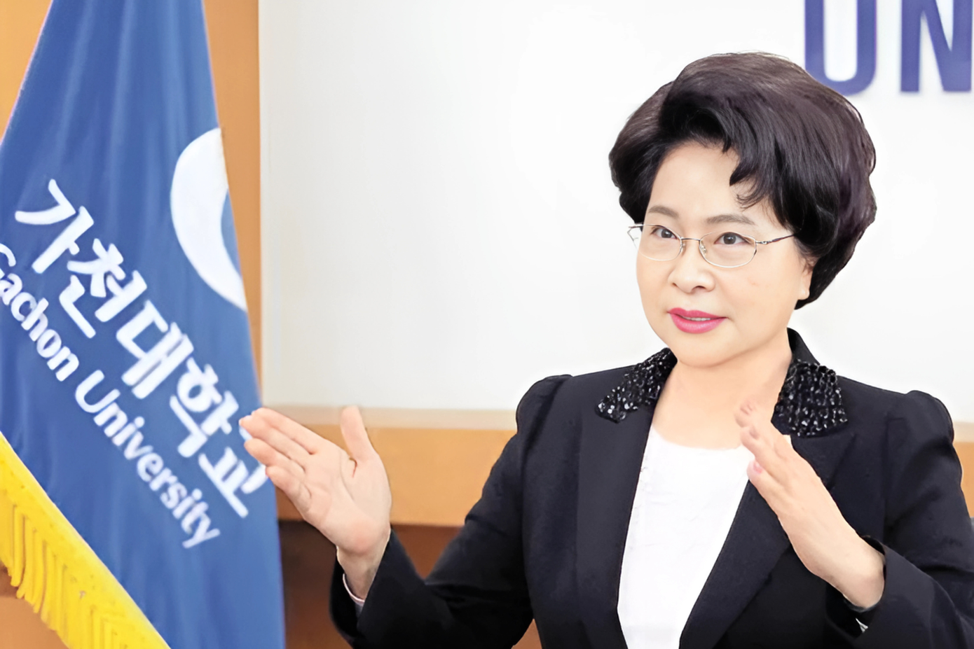 Một người bình luận: "Tóc có thể là giả, nhưng làn da của hiệu trưởng Lee đã vượt thời gian". Ảnh: Gachon University. Một người bình luận: "Tóc có thể là giả, nhưng làn da của hiệu trưởng Lee đã vượt thời gian". Ảnh: Gachon University.