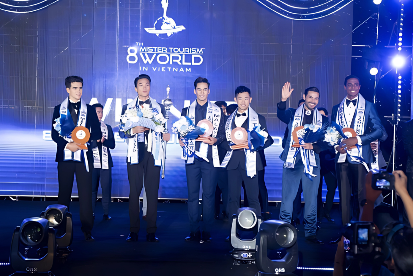 Nam vương Hưng Nguyễn và các Á vương của cuộc thi trong đêm Chung kết.