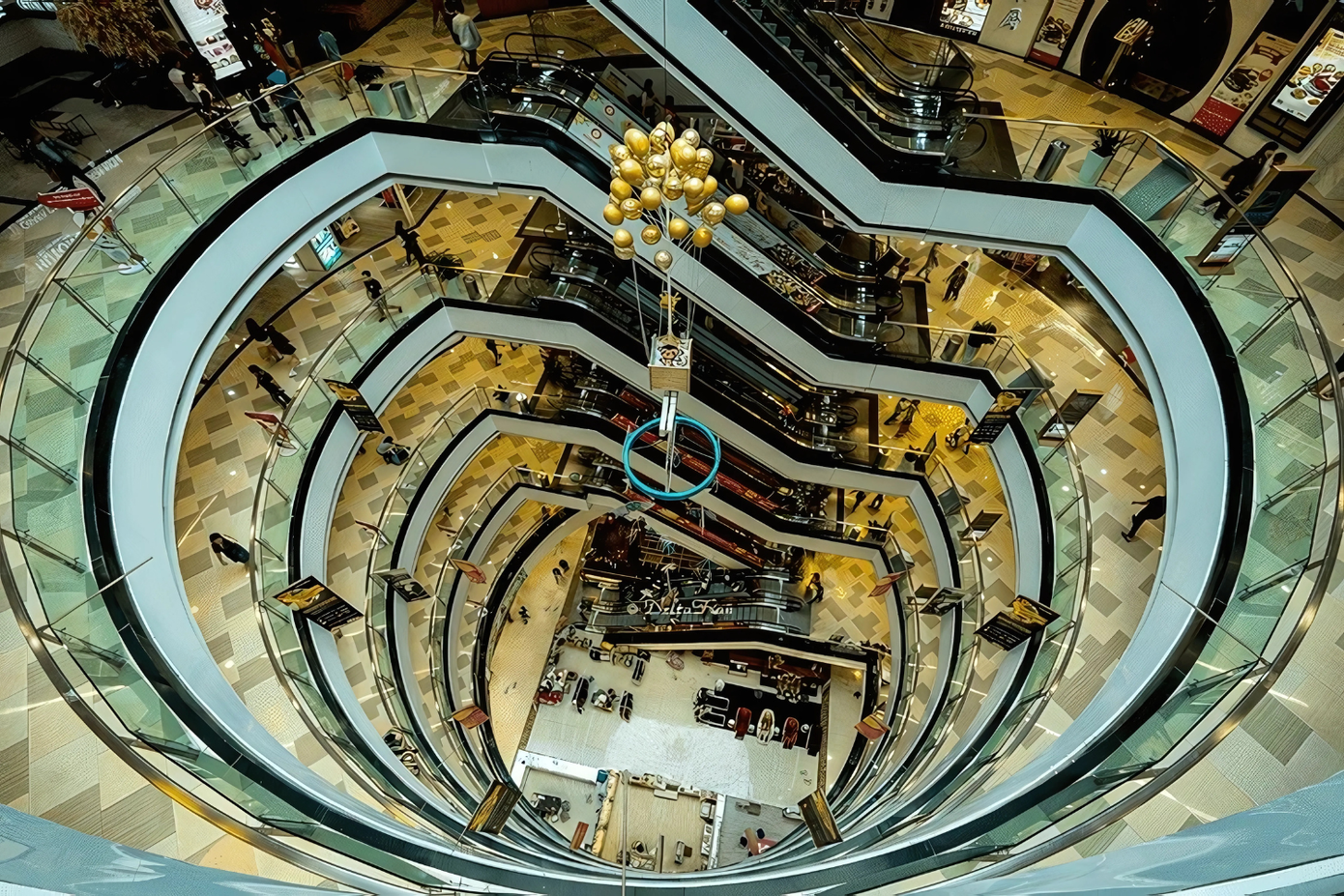 Hình ảnh TTTM Vạn Hạnh Mall trước khi có hệ thống lưới an toàn. - Ảnh: tinygarlic09. Hình ảnh TTTM Vạn Hạnh Mall trước khi có hệ thống lưới an toàn. - Ảnh: tinygarlic09.