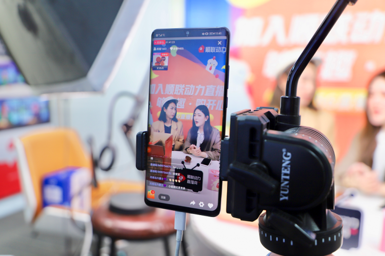 Trong "canh bạc" livestream, phần thua thường nghiêng về phía người tiêu dùng. Trong "canh bạc" livestream, phần thua thường nghiêng về phía người tiêu dùng.