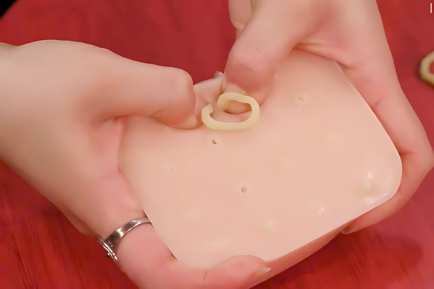 Món đồ chơi được thiết kế giống như một miếng da nhân tạo, có những &quot;mụn giả&quot; chứa gel bên trong. Ảnh: @insiderbeauty.