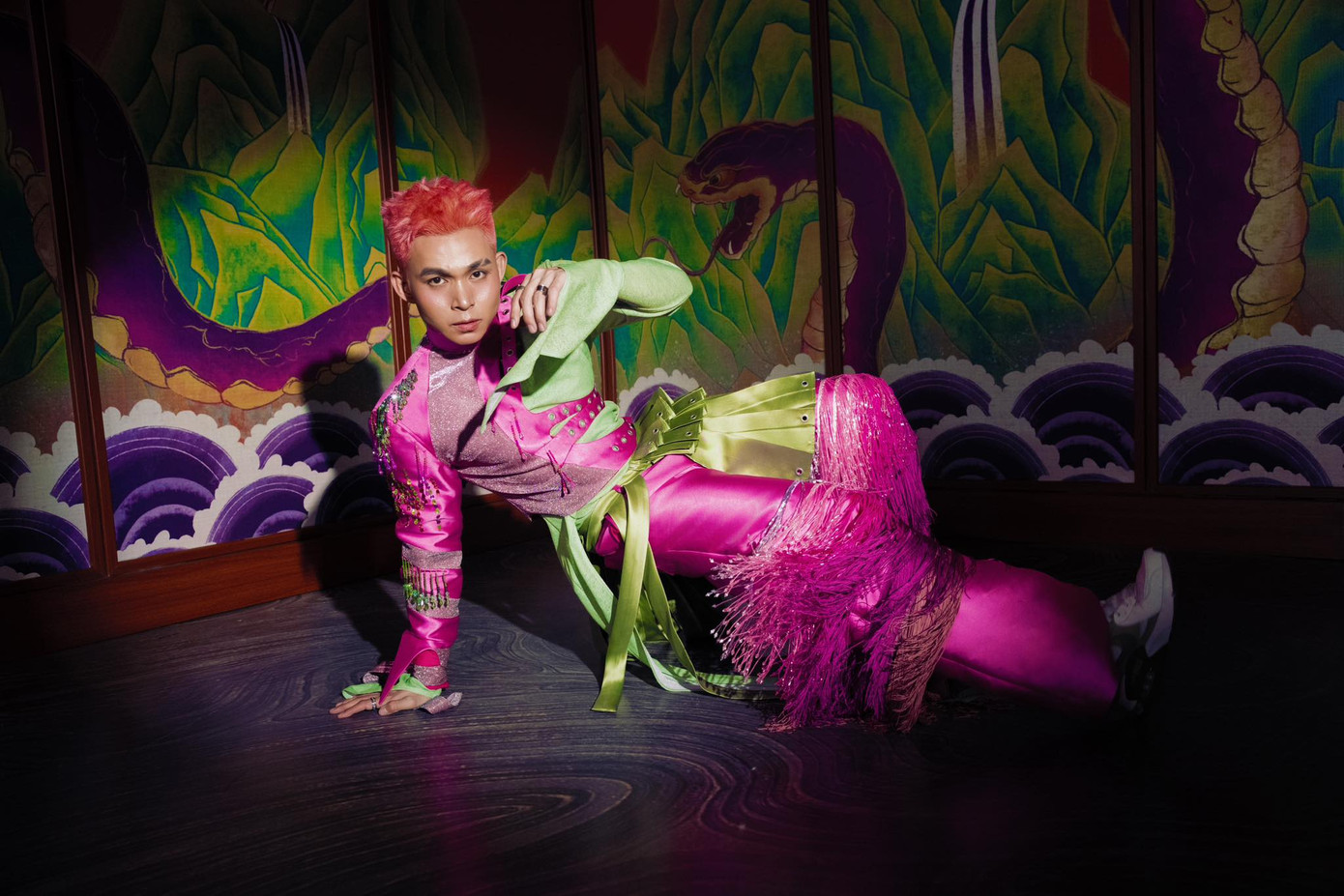 Sơn Thủy Khúc của Jun Phạm cũng làm các fan "vò đầu bứt tai" luyện lời, chỉ vì lo fanchant mà trật nhịp thì "quê" với Chú 6. Sơn Thủy Khúc của Jun Phạm cũng làm các fan "vò đầu bứt tai" luyện lời, chỉ vì lo fanchant mà trật nhịp thì "quê" với Chú 6.