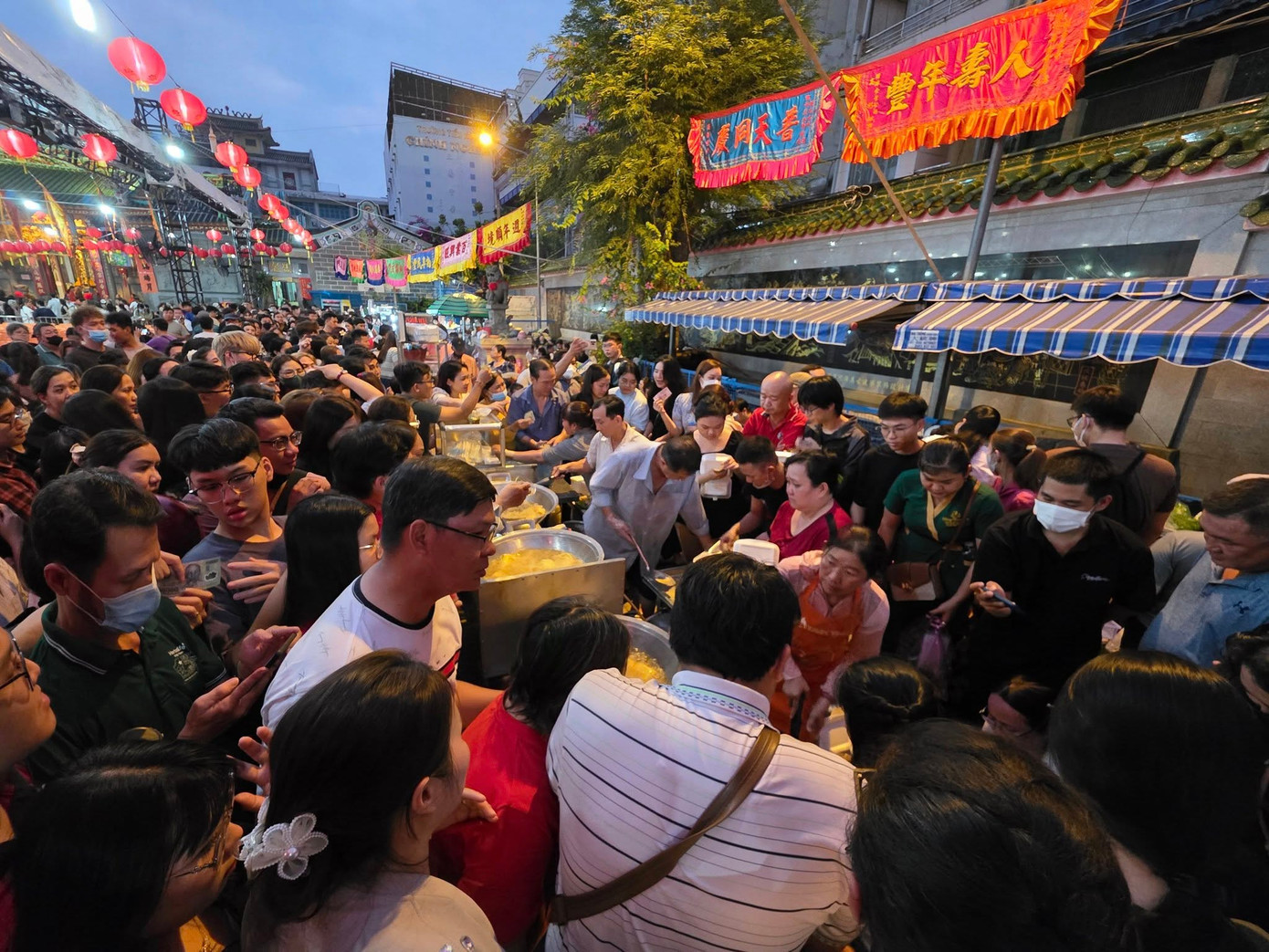 Bên cạnh đó, món ăn thể hiện tinh thần đoàn viên, gắn liền với nét đẹp của truyền thống gia đình. - Ảnh: Nguyễn Khắc Trung.