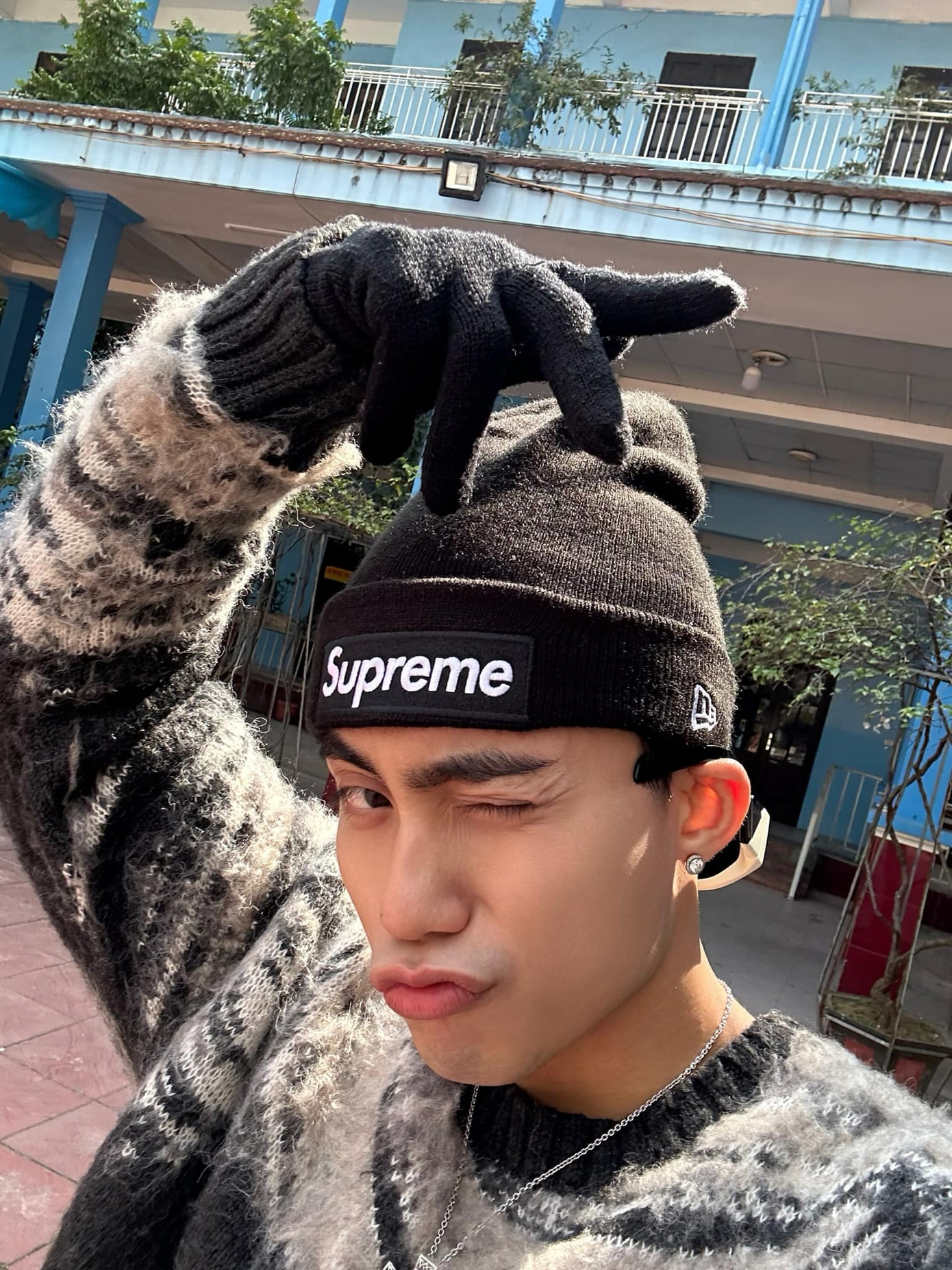 Bên cạnh âm nhạc, giọng ca Em Xinh được nhiều người yêu quý vì sự tinh tế và đáng yêu, đúng chuẩn "con nhà người ta" - vừa ngoan vừa khéo lại còn đẹp trai. Bên cạnh âm nhạc, giọng ca Em Xinh được nhiều người yêu quý vì sự tinh tế và đáng yêu, đúng chuẩn "con nhà người ta" - vừa ngoan vừa khéo lại còn đẹp trai.