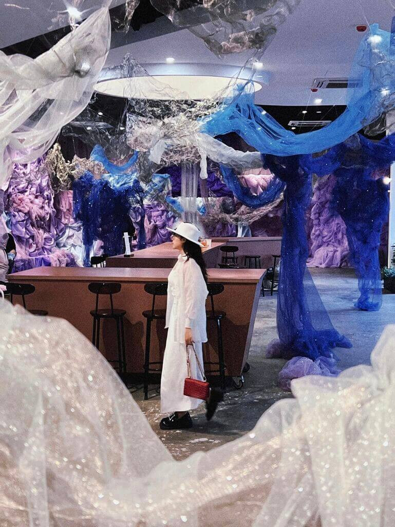 Một trong những concept nổi bật gần đây là You’re made of Stardust với tông màu galaxy hồng, tím, xanh và bạc, tạo cảm giác như lạc vào vũ trụ huyền ảo. - Ảnh: Our.hanoi. Một trong những concept nổi bật gần đây là You’re made of Stardust với tông màu galaxy hồng, tím, xanh và bạc, tạo cảm giác như lạc vào vũ trụ huyền ảo. - Ảnh: Our.hanoi.