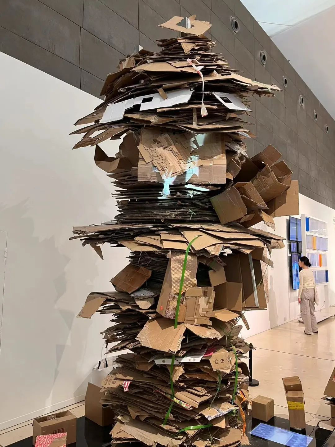 Super Hive từng gây tranh cãi về mặt nghệ thuật, nhưng thông điệp mà tác phẩm truyền tải khiến nhiều người phải dừng lại và suy ngẫm. Ảnh: Thepaper.