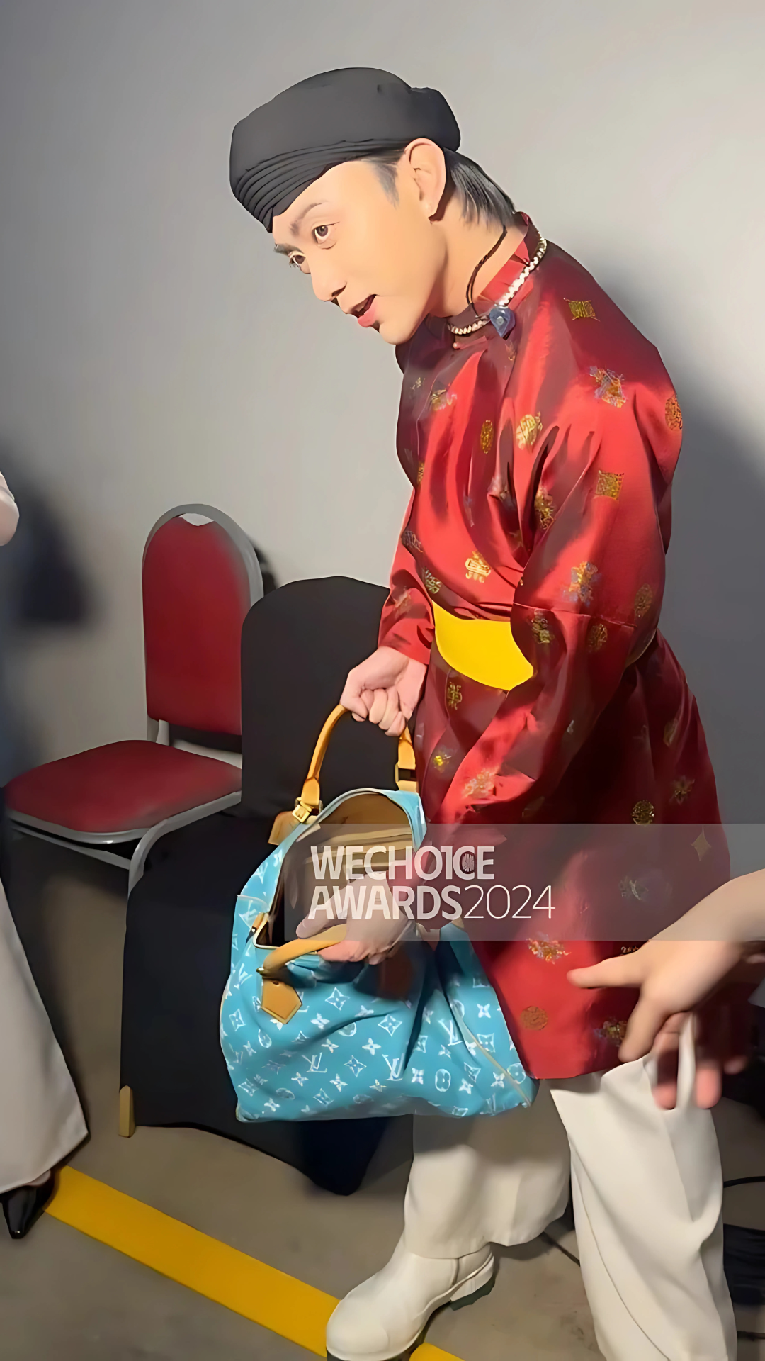 Soobin và "túi ba gang" khiến netizen cười ngất. Soobin và "túi ba gang" khiến netizen cười ngất.