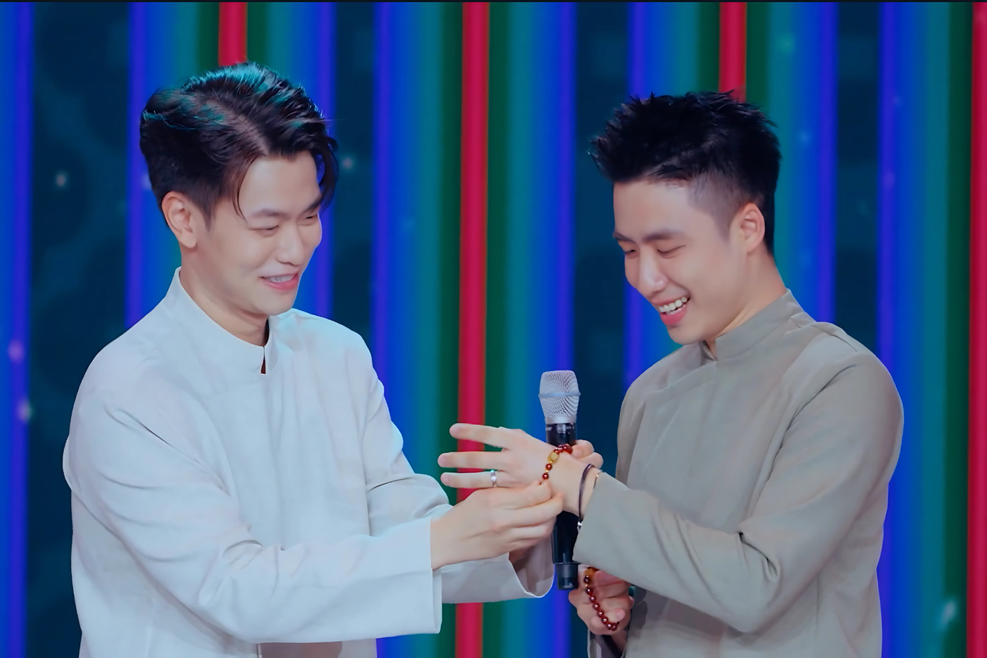 Nụ cười siêu "mềm" của "anh Âm" khiến fan "nín thở", phải xin gấp bình "ô-xy". Nụ cười siêu "mềm" của "anh Âm" khiến fan "nín thở", phải xin gấp bình "ô-xy".