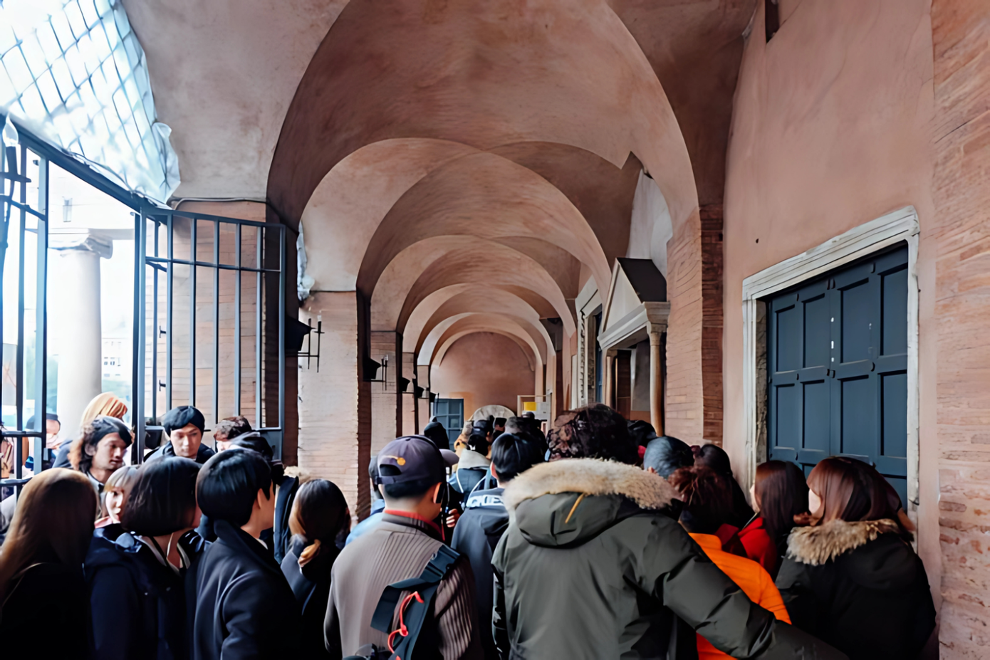 Không khí check-in tại "Cái miệng sự thật" thường đông đúc. Ảnh: Anamericaninrome