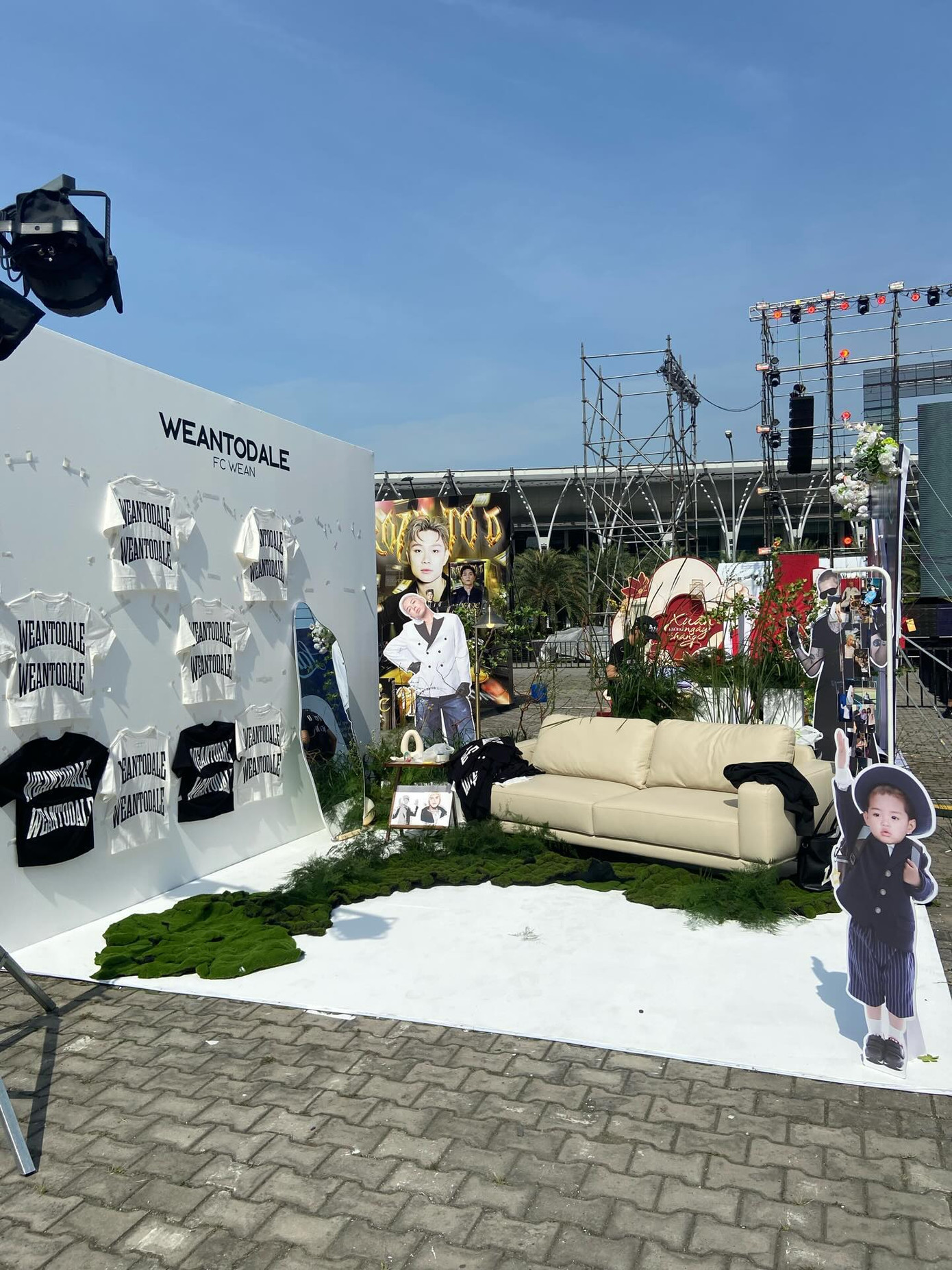 WEAN &quot;lớn&quot; và WEAN &quot;bé&quot; hội ngộ nhau trong booth chụp ảnh khiến nhiều người thích thú: &quot;Có cần đáng yêu vậy không&quot;.