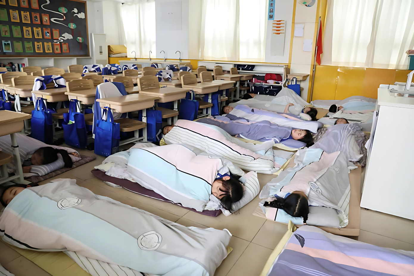 Hình ảnh giờ nghỉ trưa của các học sinh trước đây. - Ảnh: Thepaper.cn.