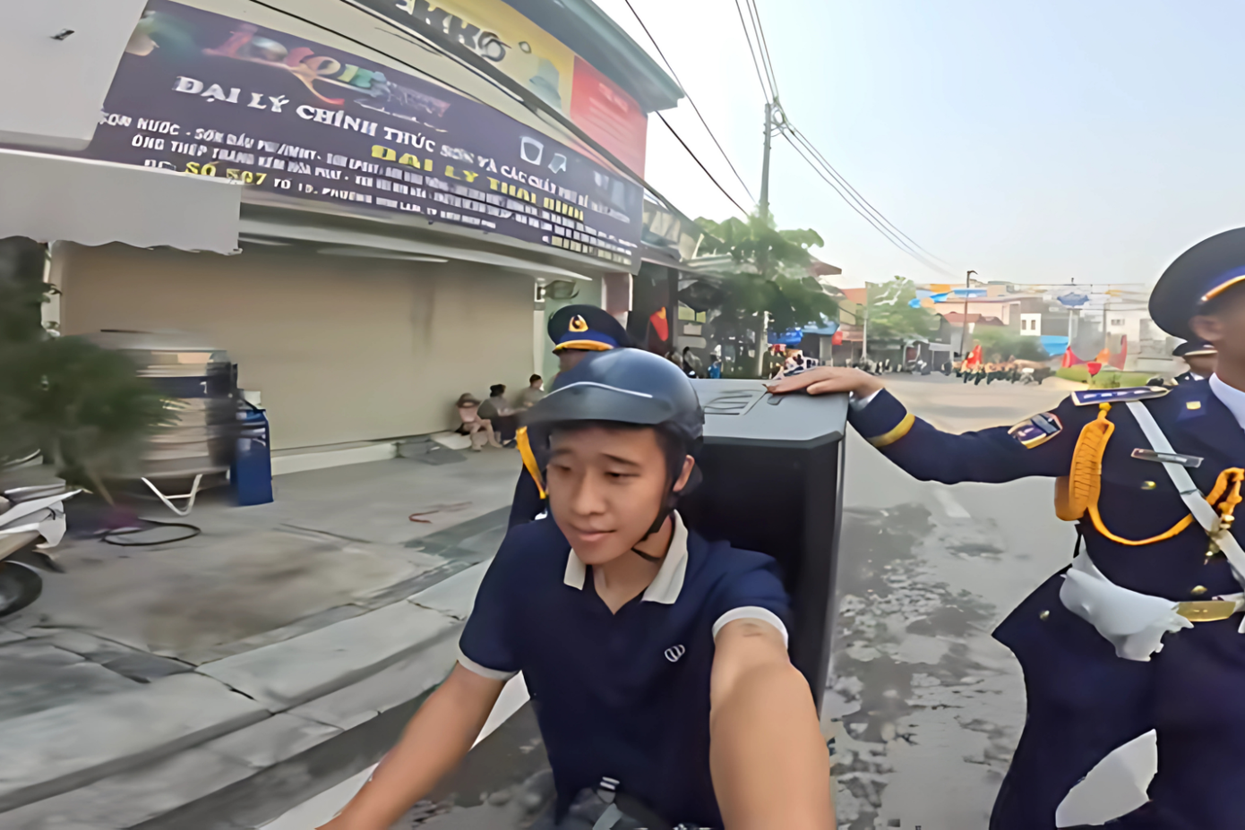 Quang Hà gọi mình là "Khối trưởng Khối chở loa" sau lần hỗ trợ chở loa trong lễ diễu binh kỷ niệm 70 năm Chiến thắng Điện Biên Phủ.