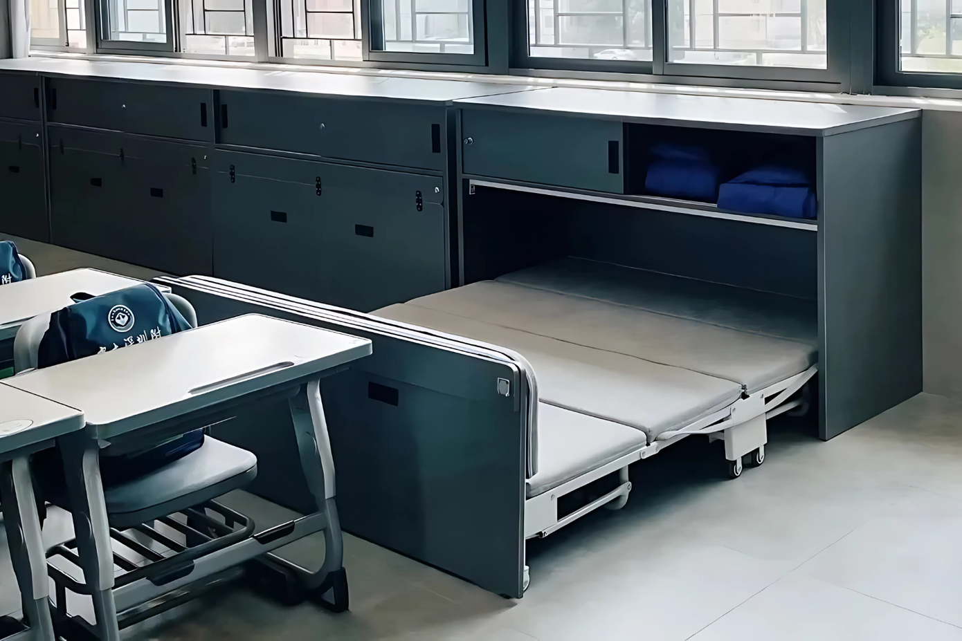 Trong năm 2024, Thâm Quyến đã lập kế hoạch trang bị bàn "tiện ích" cho 200 trường Tiểu học và THCS. Ảnh: Thepaper.cn.