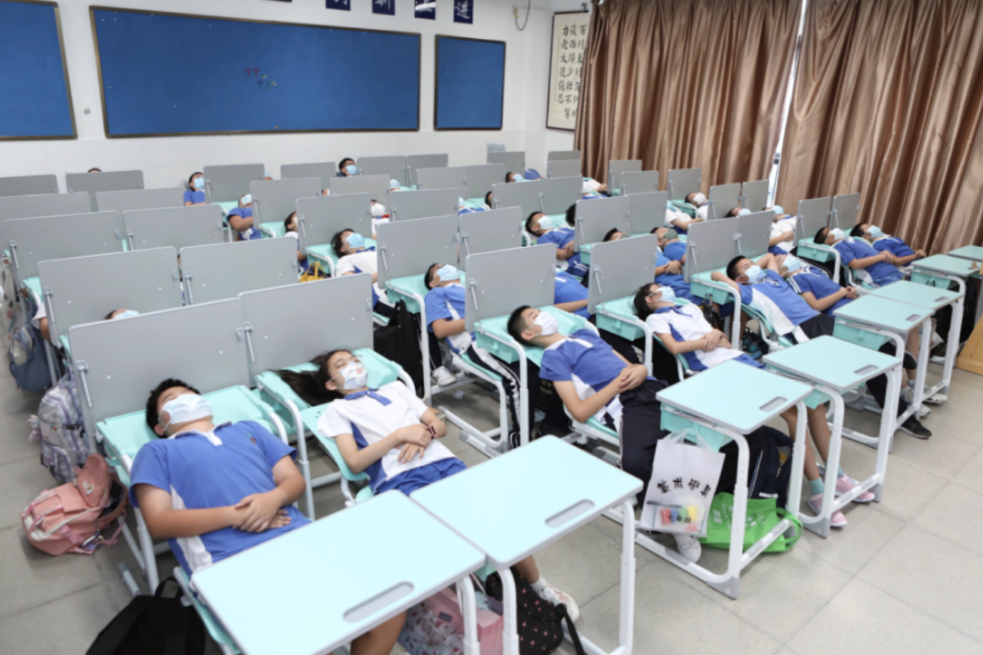 Từ năm 2020, những chiếc bàn "biến hình" đã xuất hiện tại một số trường học ở Trung Quốc. Ảnh: Weibo.