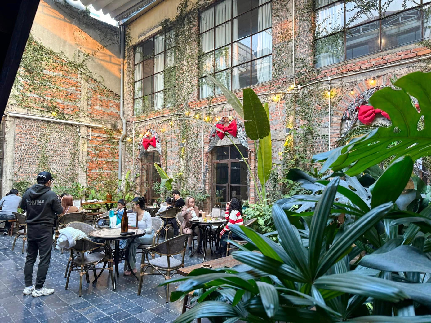 Những bức tường gạch thô, trần cao, khung sắt lộ thiên kết hợp với nhiều mảng xanh từ cây cối tạo cảm giác vừa hoài cổ vừa gần gũi với thiên nhiên, thoáng đãng. - Ảnh: Complex 01. Những bức tường gạch thô, trần cao, khung sắt lộ thiên kết hợp với nhiều mảng xanh từ cây cối tạo cảm giác vừa hoài cổ vừa gần gũi với thiên nhiên, thoáng đãng. - Ảnh: Complex 01.