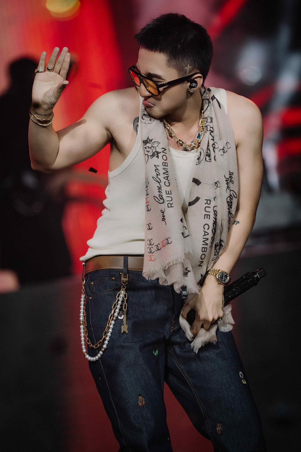 Sơn Tùng "khó chịu thật sự" khi cho biết: "Dạo gần đây, tôi có 2 buổi diễn tại thủ đô Hà Nội. Tôi và anh em có hẹn nhau 1 lần đi uống trà đá, 1 lần sau chúng tôi hẹn nhau xích lô dạo Hồ Gươm nhưng lần nào cũng có sự trục trặc".